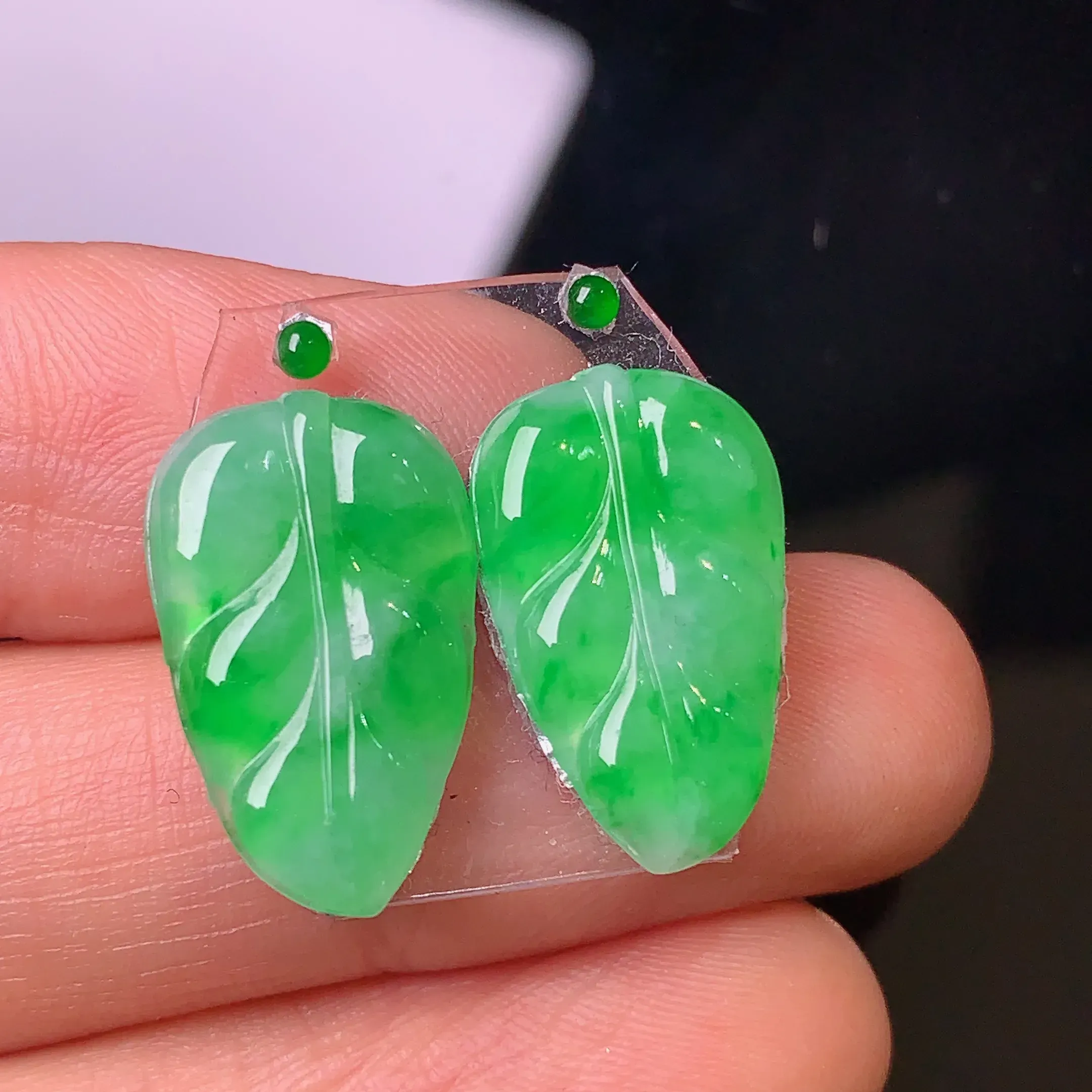 镶嵌款 满绿树叶一对吊坠 玉质细腻 水润透亮 色泽艳丽 搭配绿色小蛋面 整体尺寸17.4*10.7*2.2