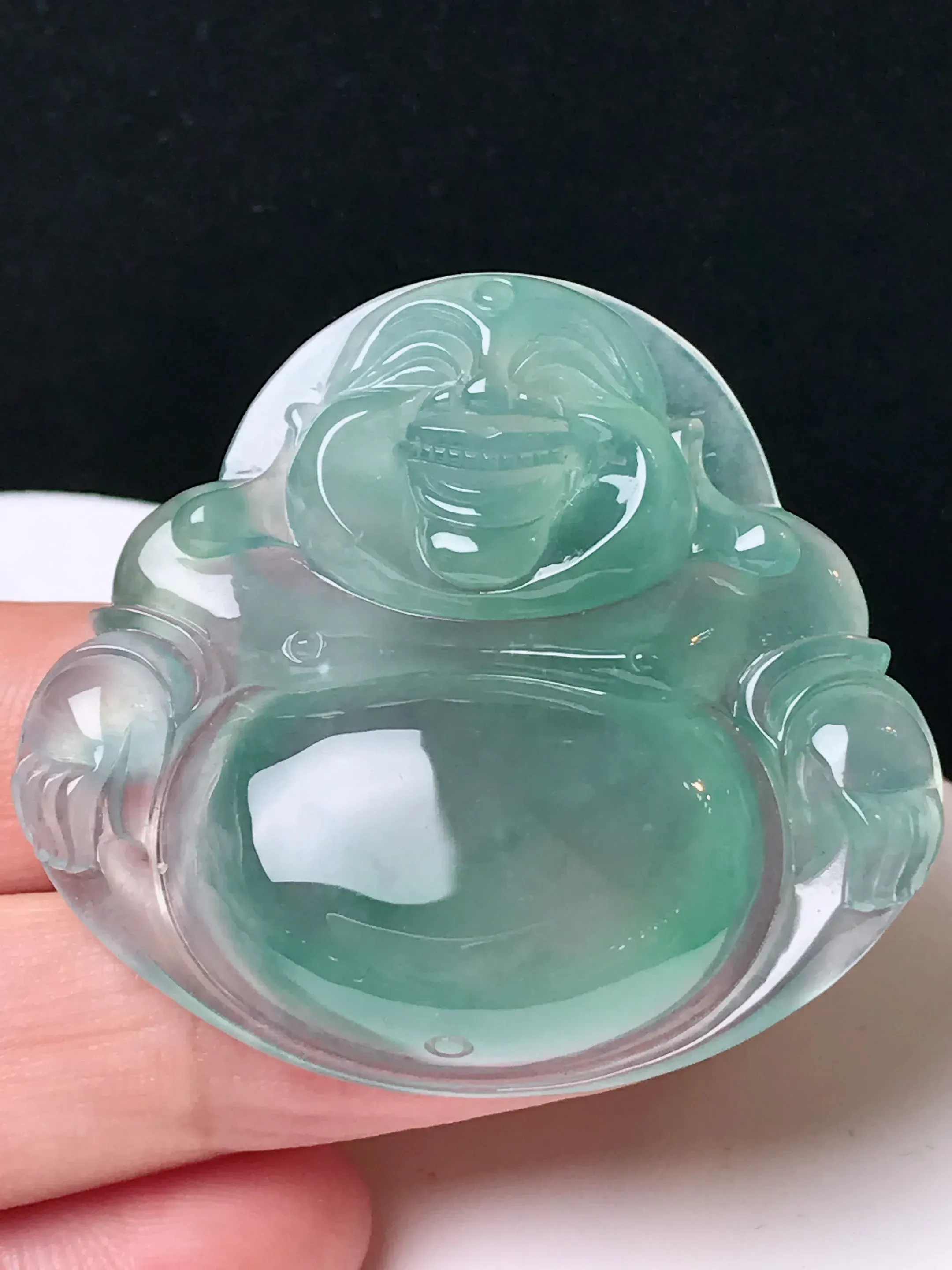 严选推荐 佛公，老坑冰种飘花佛公挂件，雕工精细，线条流畅，品相出众。种水很好，盈润通透，晶体结构致密，起强玻璃光泽。颜色清爽干净，色泽纯正，美感十足。收藏传承级佳品，高性价比，值得入手，裸石尺寸40.1-43.4-9.2毫米