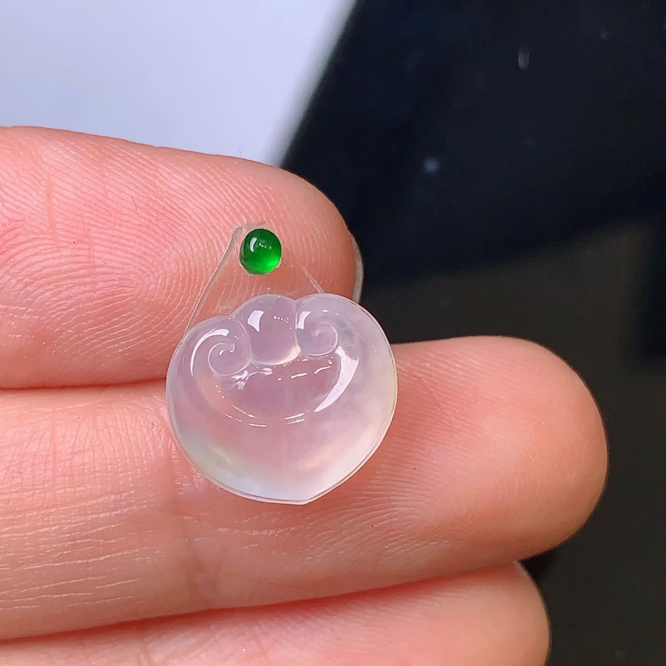 镶嵌款 冰种如意头 玉质细腻 水润饱满 色泽艳丽亮眼 搭配绿色小蛋面 整体尺寸11*12.2*2.6