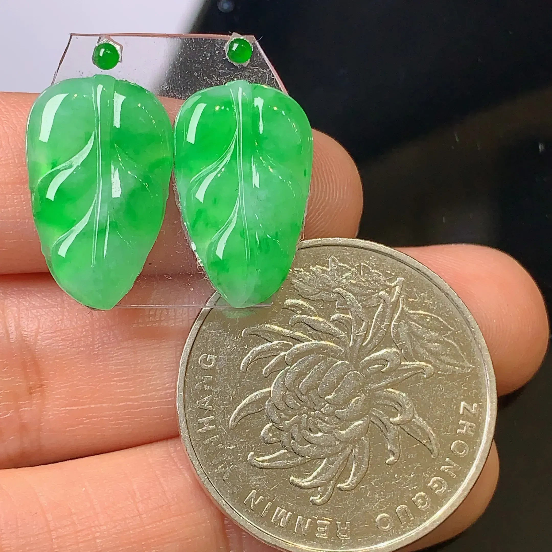 镶嵌款 满绿树叶一对吊坠 玉质细腻 水润透亮 色泽艳丽 搭配绿色小蛋面 整体尺寸17.4*10.7*2.2