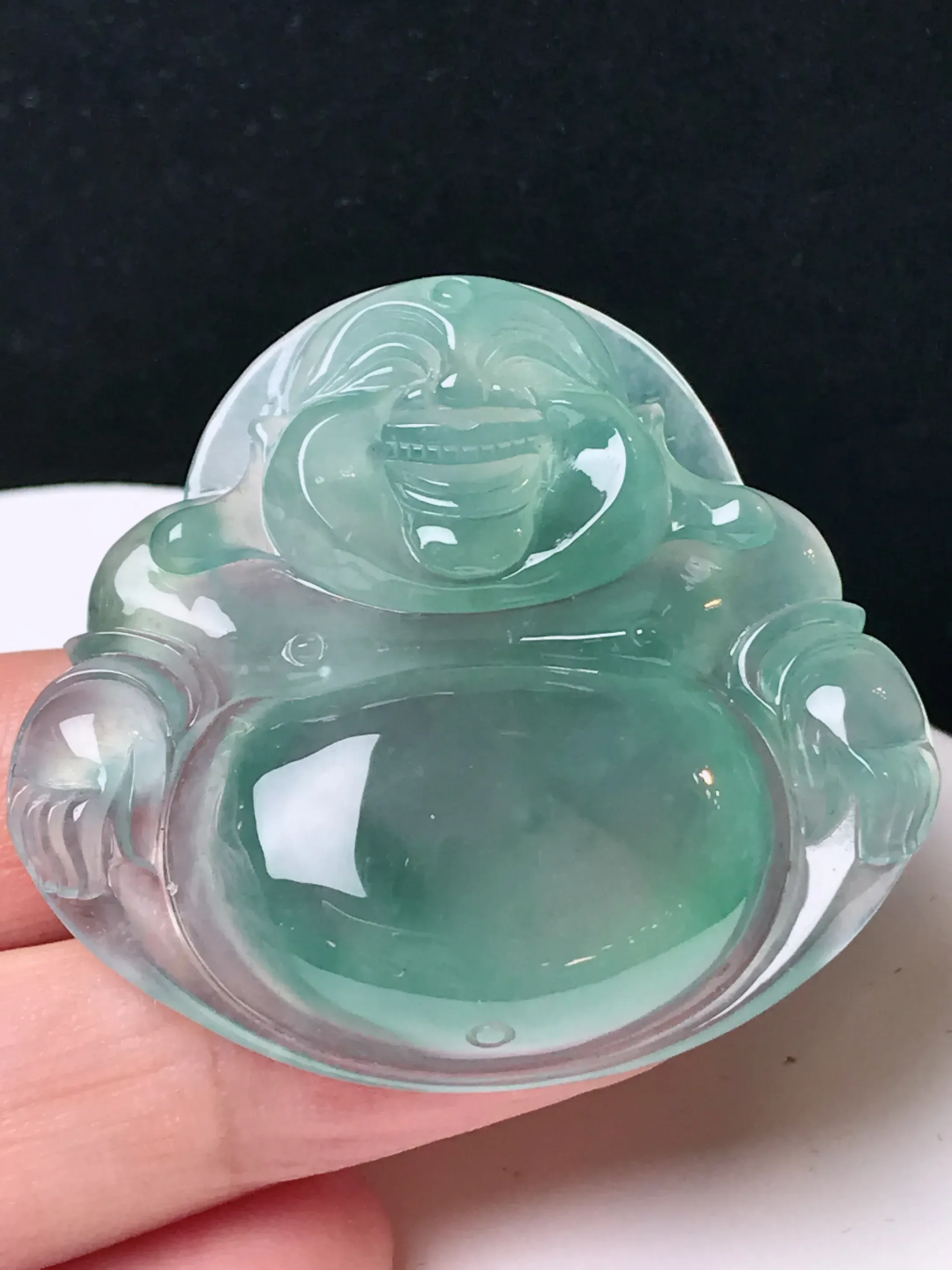 严选推荐 佛公，老坑冰种飘花佛公挂件，雕工精细，线条流畅，品相出众。种水很好，盈润通透，晶体结构致密，起强玻璃光泽。颜色清爽干净，色泽纯正，美感十足。收藏传承级佳品，高性价比，值得入手，裸石尺寸40.1-43.4-9.2毫米