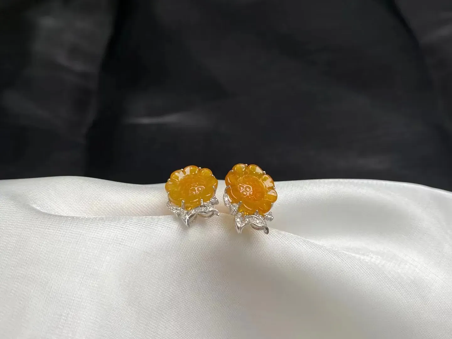 【限时特惠】优选推荐冰黄翡（花开富贵）耳钉耳坠，18k金镶嵌，冰清水润，品相佳，颜色靓丽，精致新颖，佩戴时尚出众。尺寸：16.1-11.5-4毫米