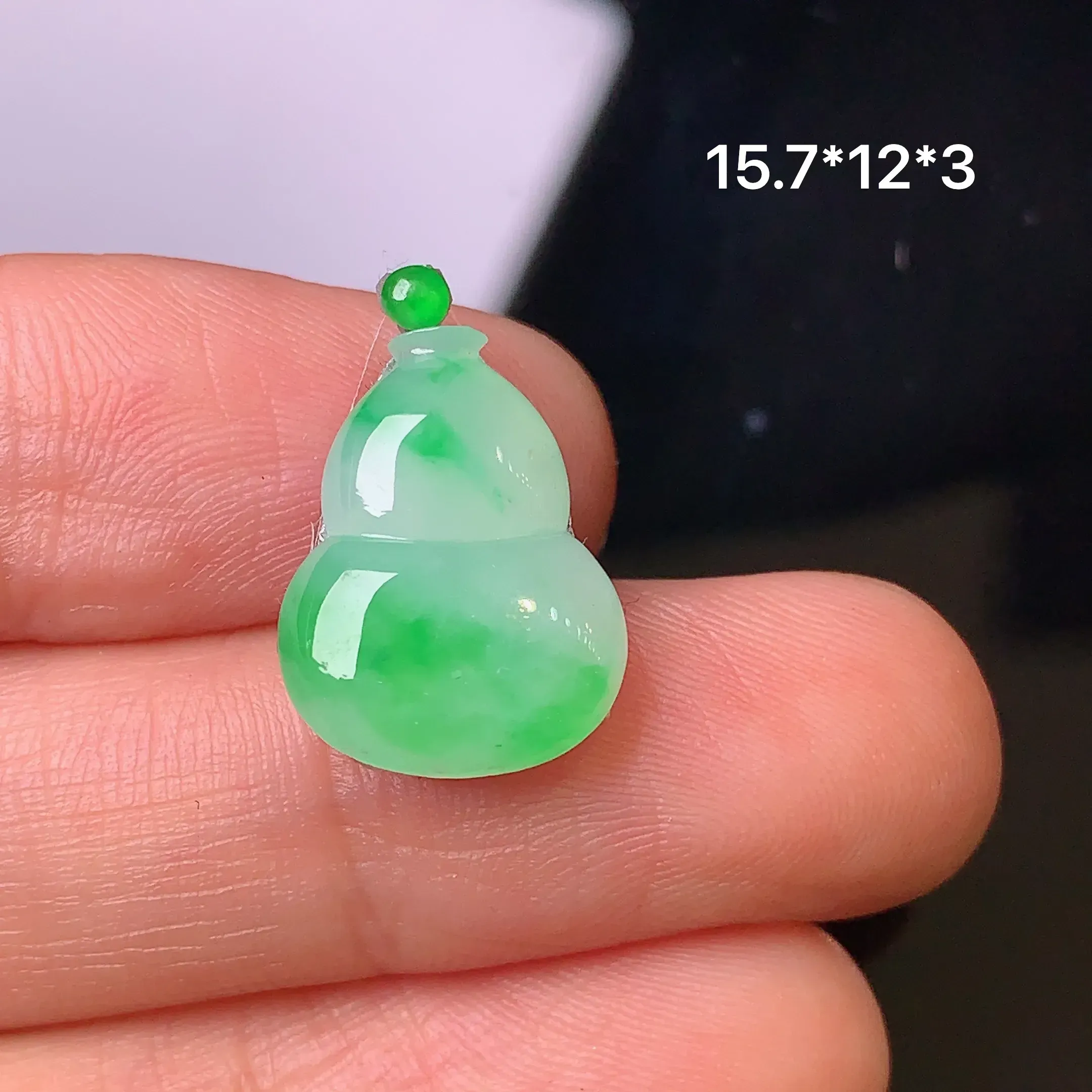 镶嵌款 翠绿葫芦吊坠 玉质细腻 水润透亮 色泽艳丽 整体尺寸15.7*12*3