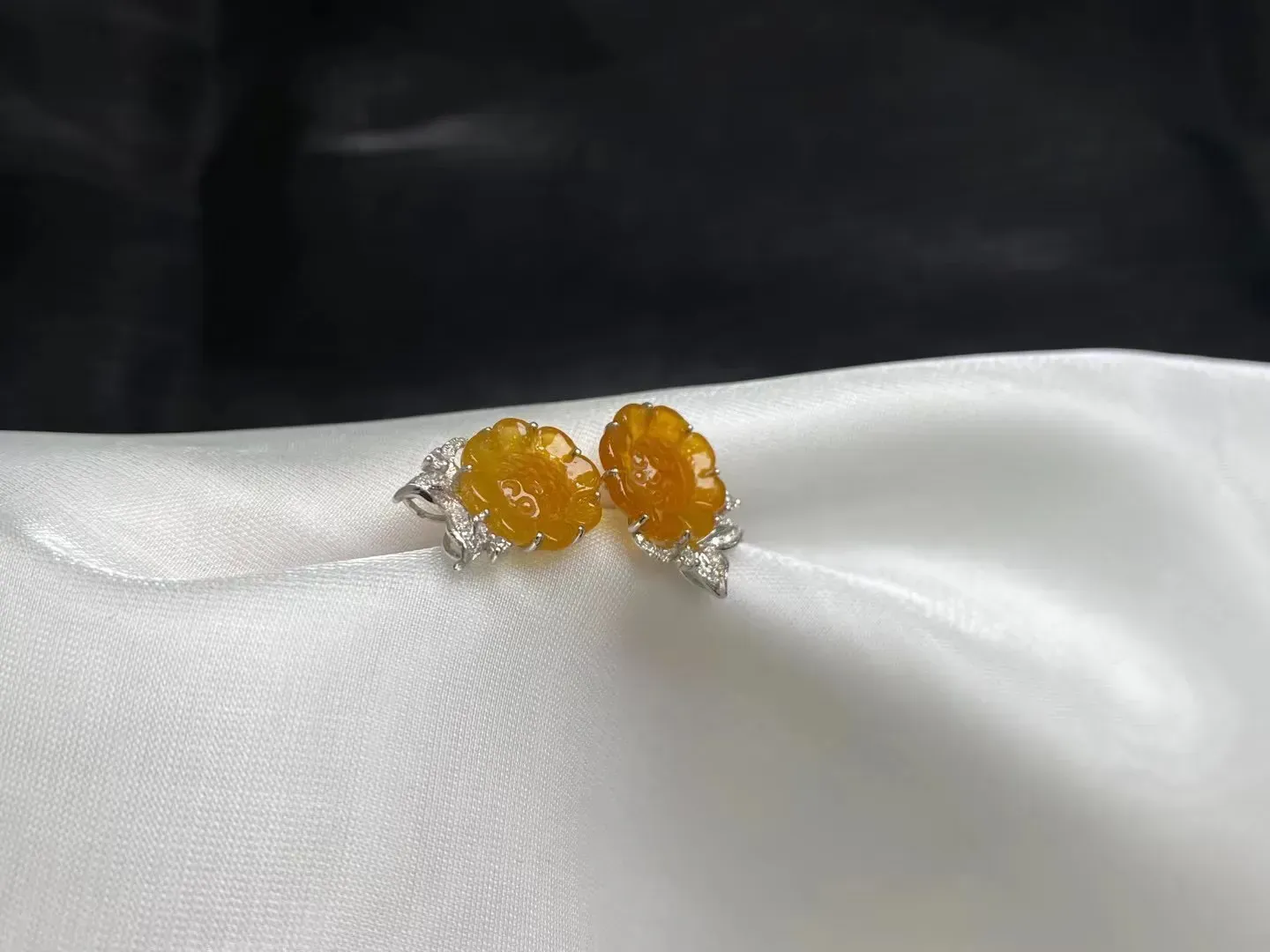 【限时特惠】优选推荐冰黄翡（花开富贵）耳钉耳坠，18k金镶嵌，冰清水润，品相佳，颜色靓丽，精致新颖，佩戴时尚出众。尺寸：16.1-11.5-4毫米