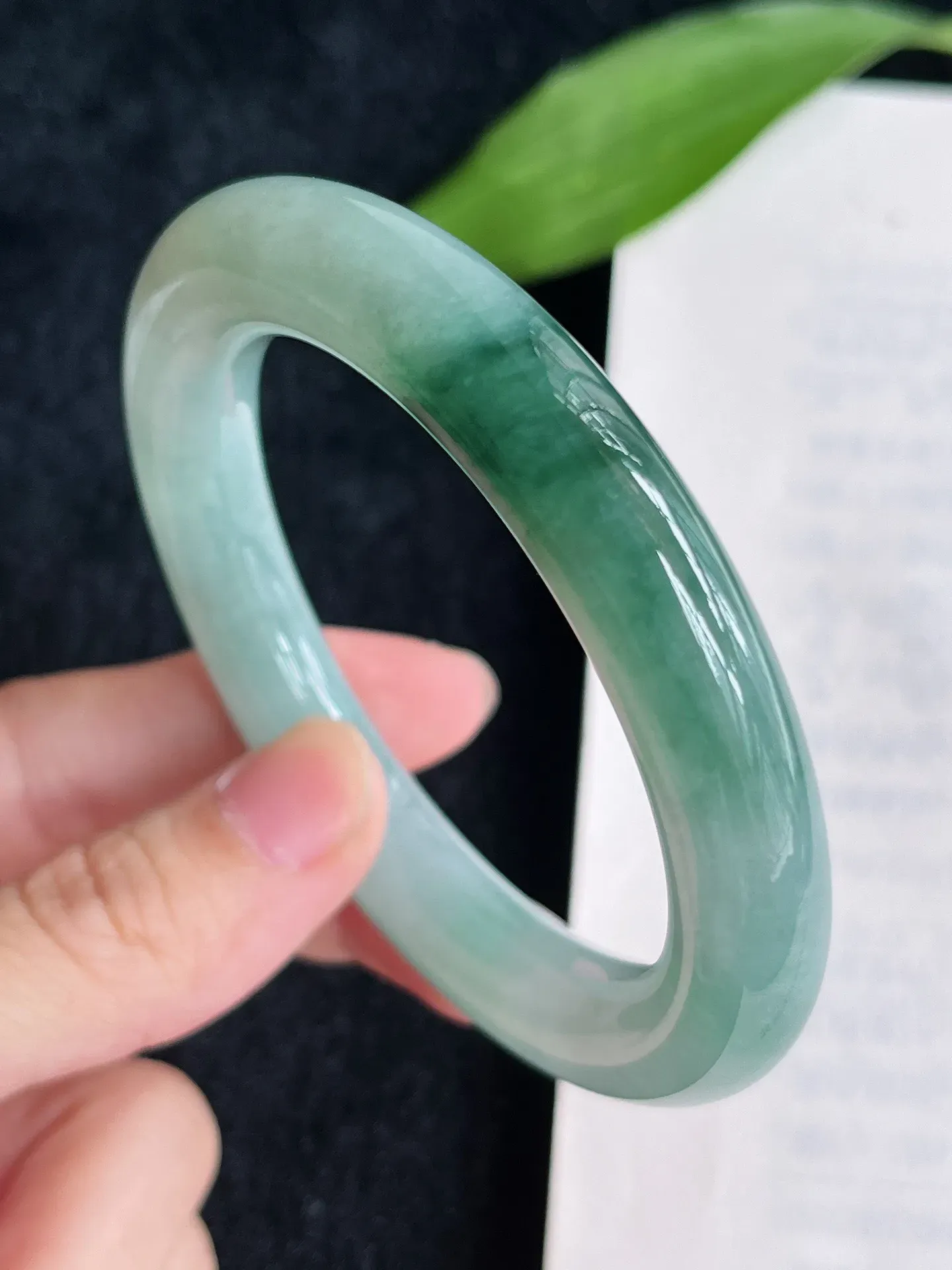 天然翡翠 圈口57-58老坑 冰糯种飘花圆条手镯 玉质细腻 种水好 尺寸: 57.6-11mm 重量