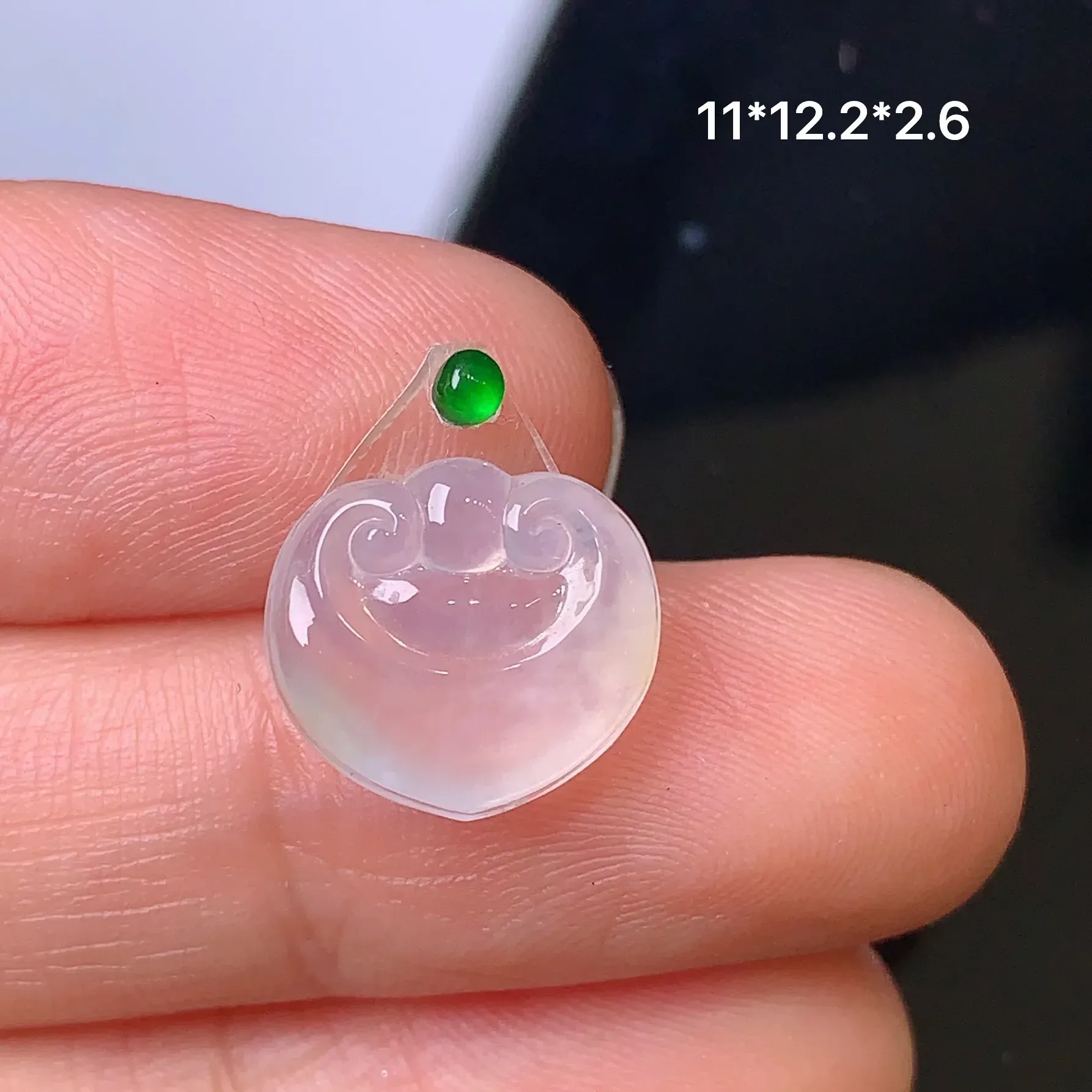 镶嵌款 冰种如意头 玉质细腻 水润饱满 色泽艳丽亮眼 搭配绿色小蛋面 整体尺寸11*12.2*2.6