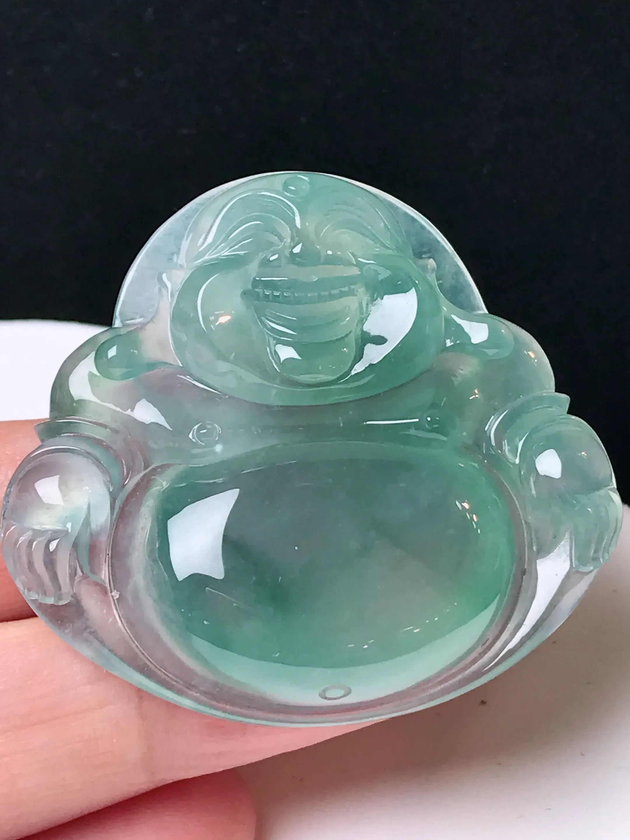 严选推荐 佛公，老坑冰种飘花佛公挂件，雕工精细，线条流畅，品相出众。种水很好，盈润通透，晶体结构致密，起强玻璃光泽。颜色清爽干净，色泽纯正，美感十足。收藏传承级佳品，高性价比，值得入手，裸石尺寸40.1-43.4-9.2毫米