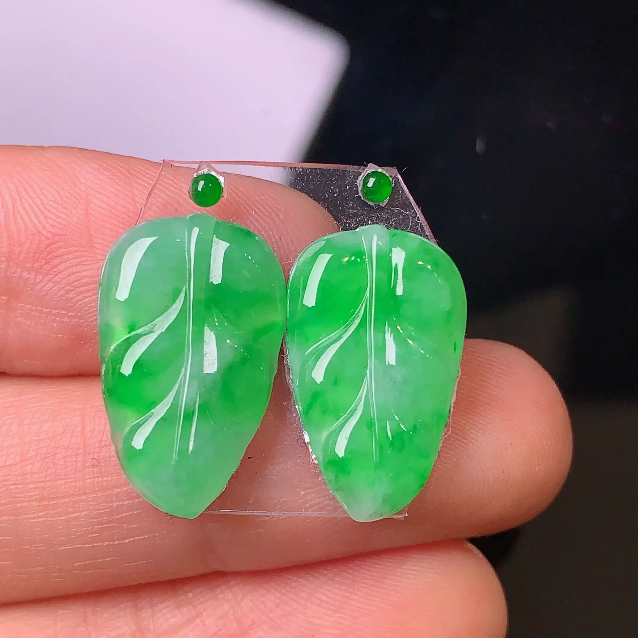 镶嵌款 满绿树叶一对吊坠 玉质细腻 水润透亮 色泽艳丽 搭配绿色小蛋面 整体尺寸17.4*10.7*2.2