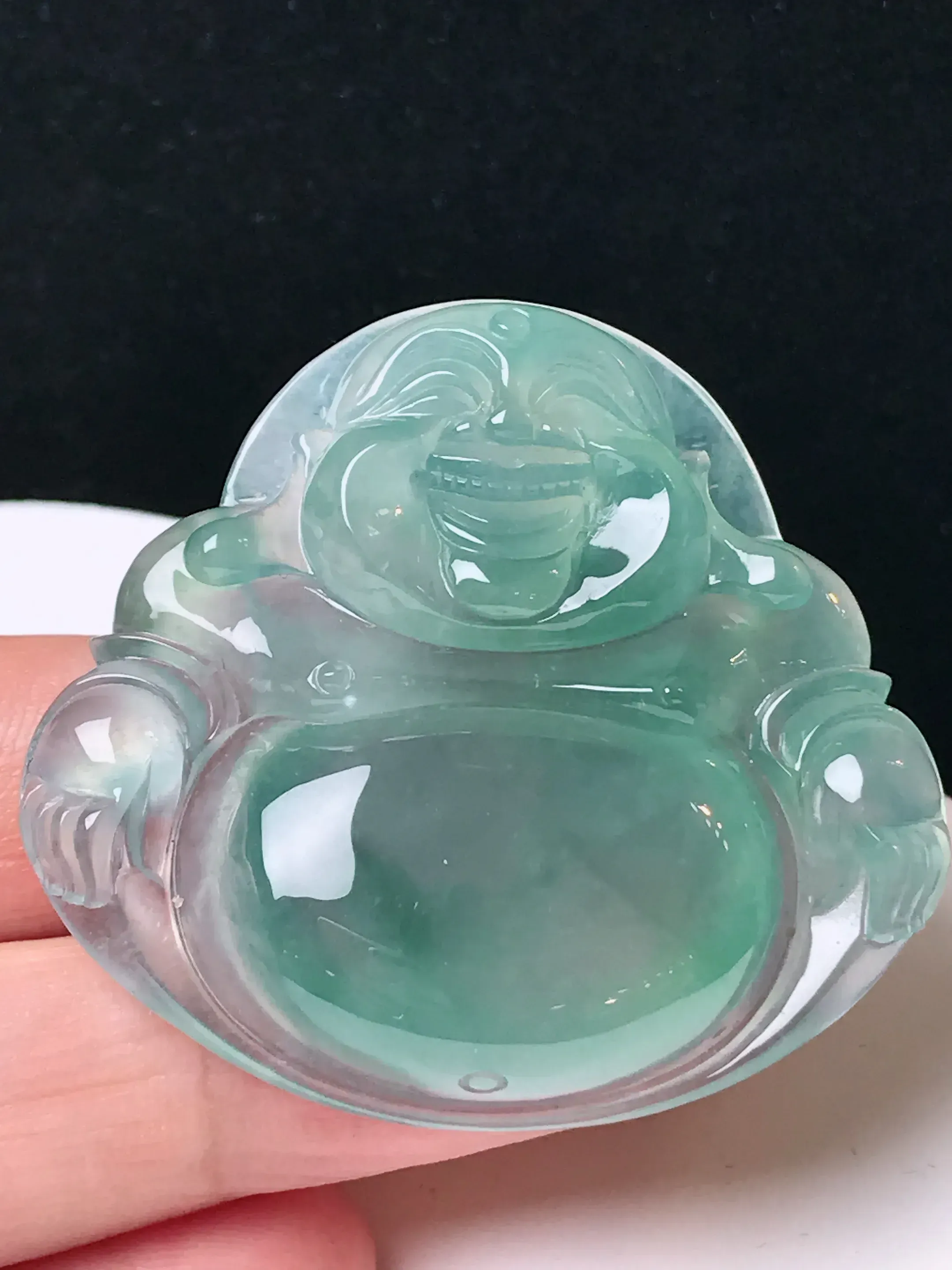 严选推荐 佛公，老坑冰种飘花佛公挂件，雕工精细，线条流畅，品相出众。种水很好，盈润通透，晶体结构致密，起强玻璃光泽。颜色清爽干净，色泽纯正，美感十足。收藏传承级佳品，高性价比，值得入手，裸石尺寸40.1-43.4-9.2毫米