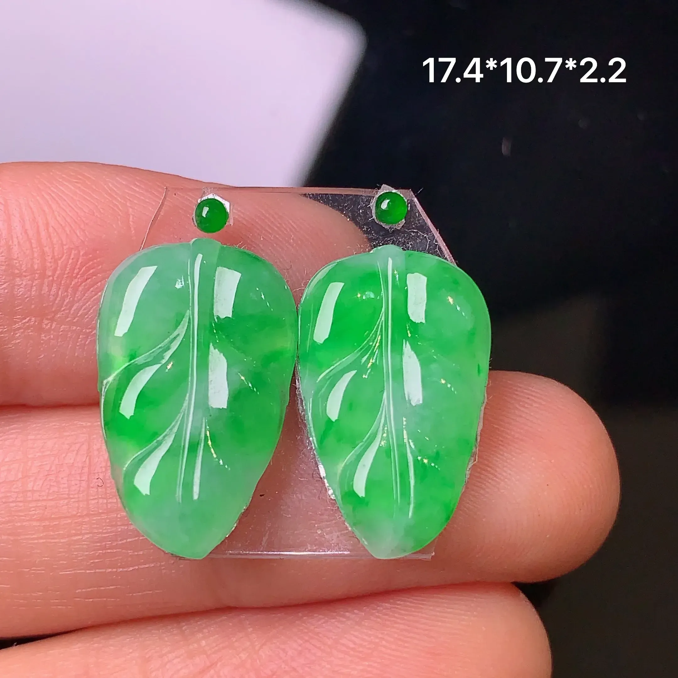 镶嵌款 满绿树叶一对吊坠 玉质细腻 水润透亮 色泽艳丽 搭配绿色小蛋面 整体尺寸17.4*10.7*2.2