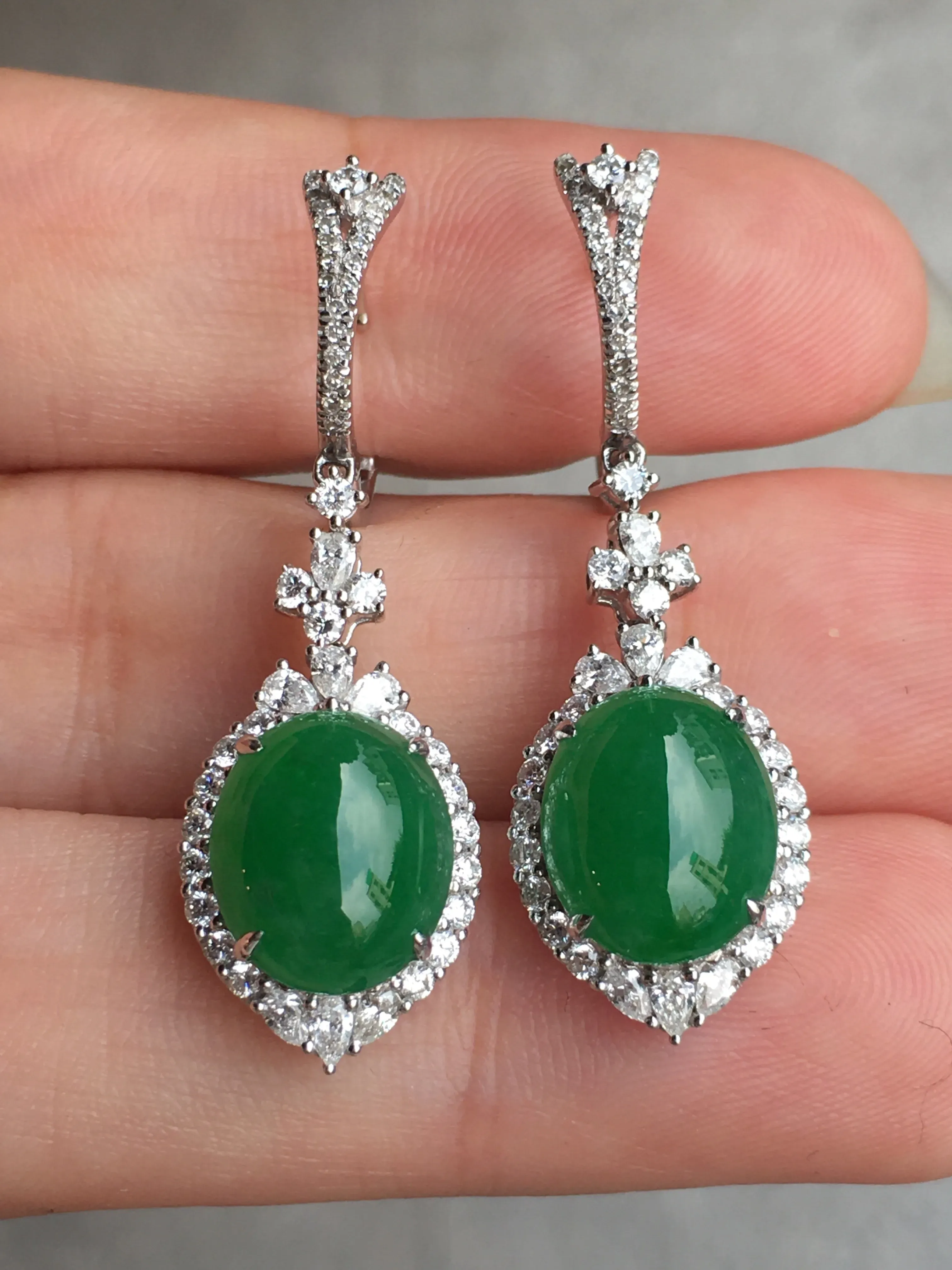 冰阳绿蛋面耳坠，翠色明媚娇艳，荧光感超
强，圆润饱满，上耳很抢眼，气质满满。18k
金豪华镶嵌