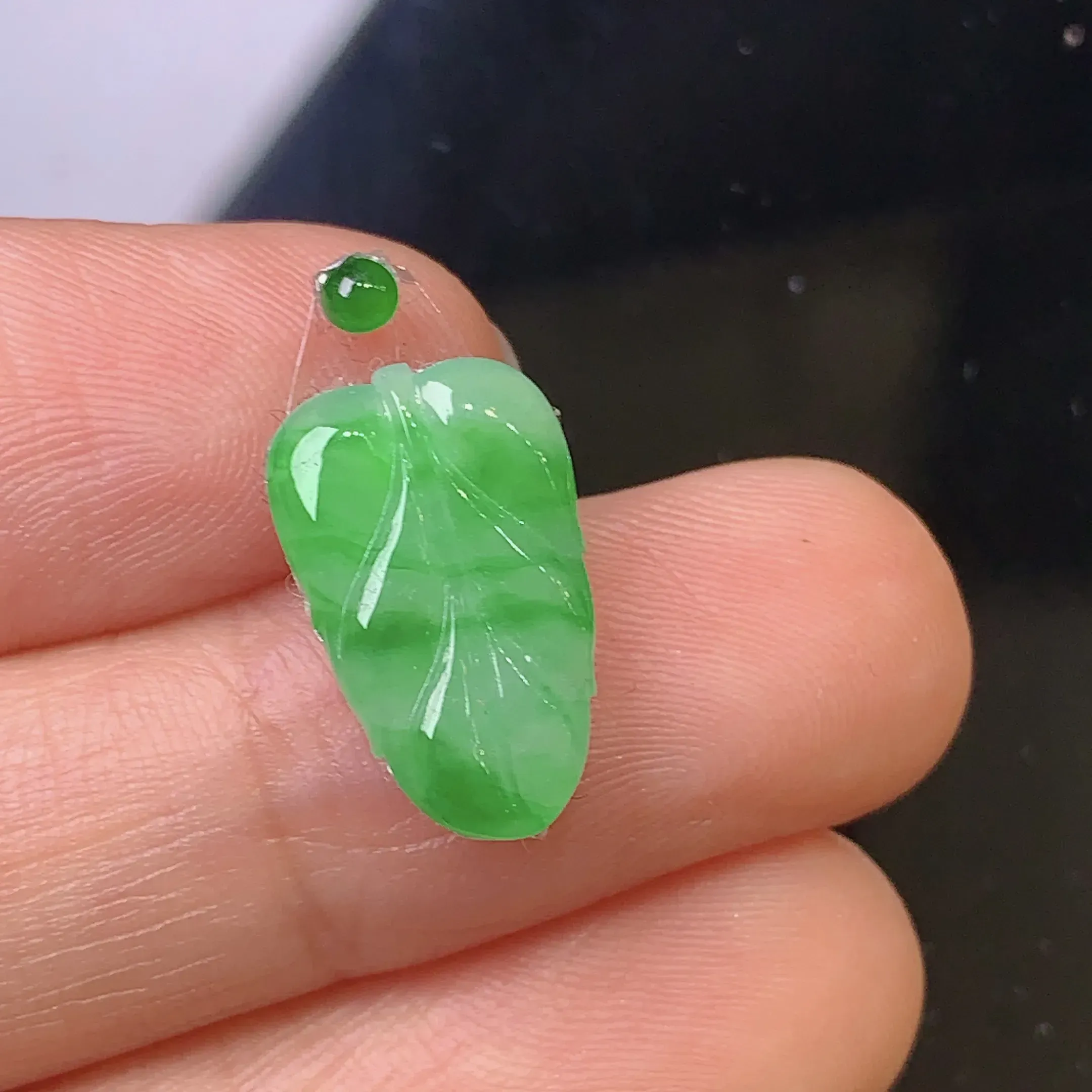 镶嵌款 翠绿树叶 玉质细腻 水润透亮 色泽艳丽 搭配绿色小蛋面 整体尺寸15.2*9.4*2.5
