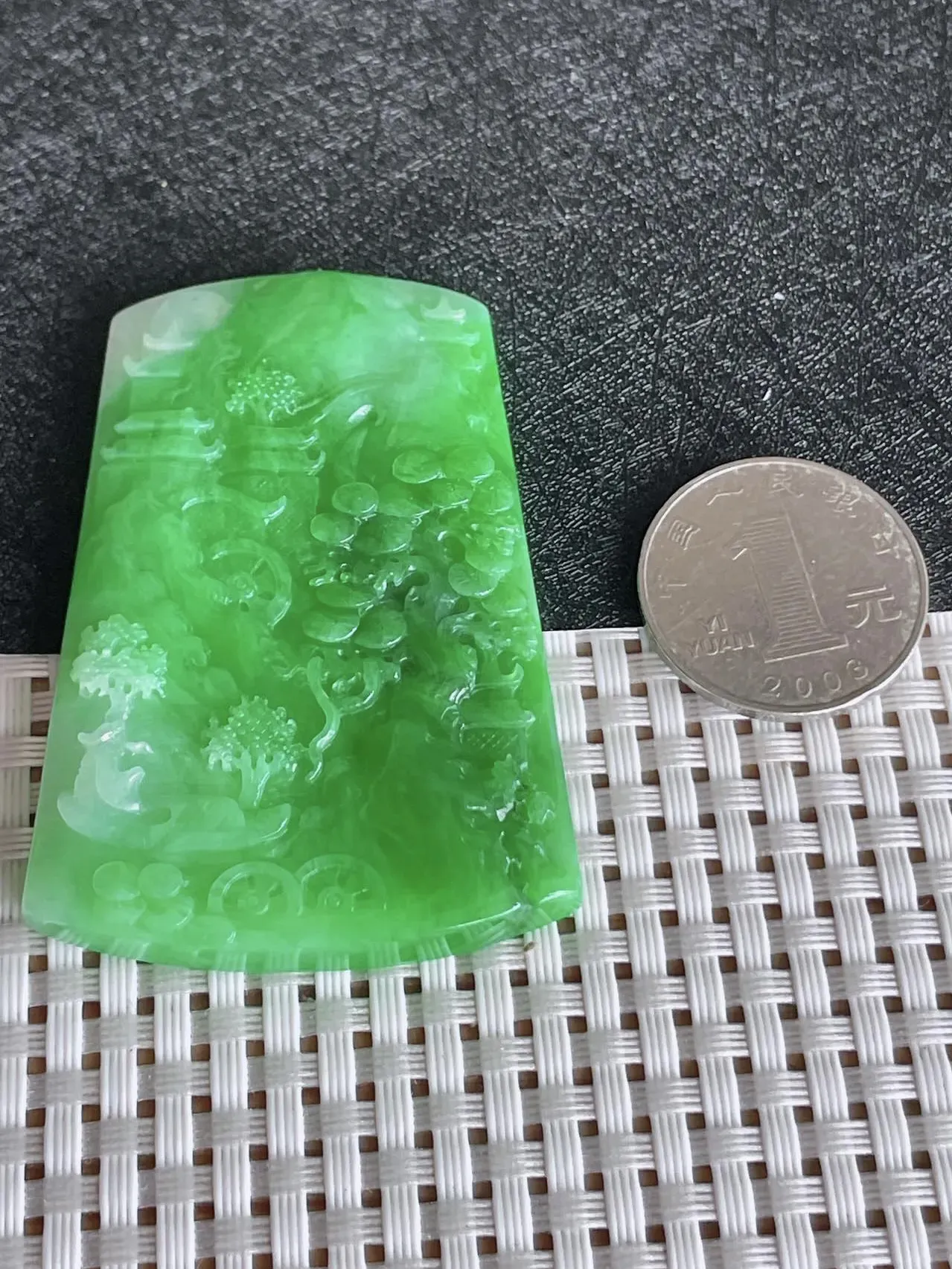 天然翡翠老坑全胶感飘阳绿山水牌吊坠，尺寸:63.3-41.4-6mm，种水足 雕工精细，重量:42.27g