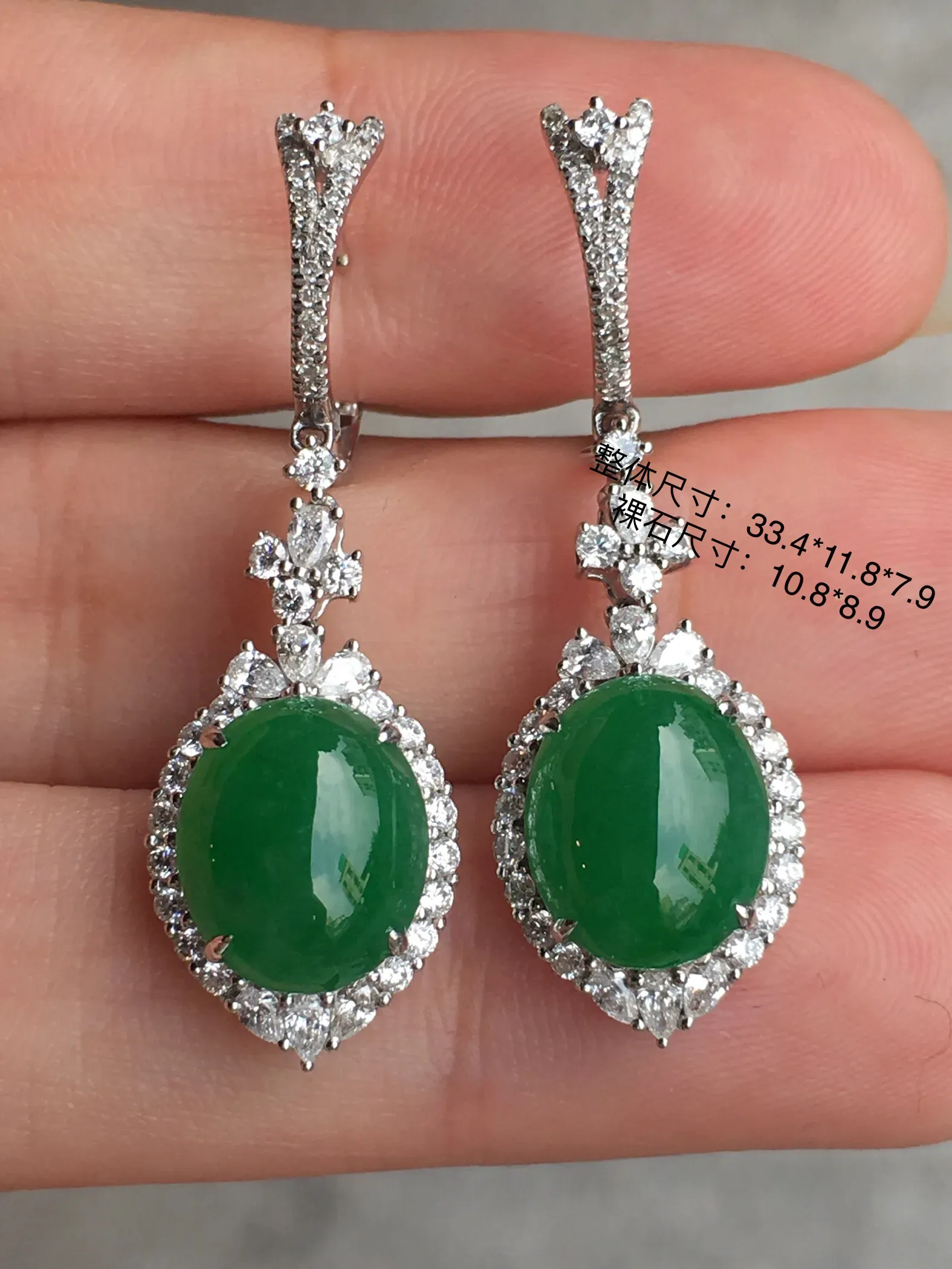 冰阳绿蛋面耳坠，翠色明媚娇艳，荧光感超
强，圆润饱满，上耳很抢眼，气质满满。18k
金豪华镶嵌