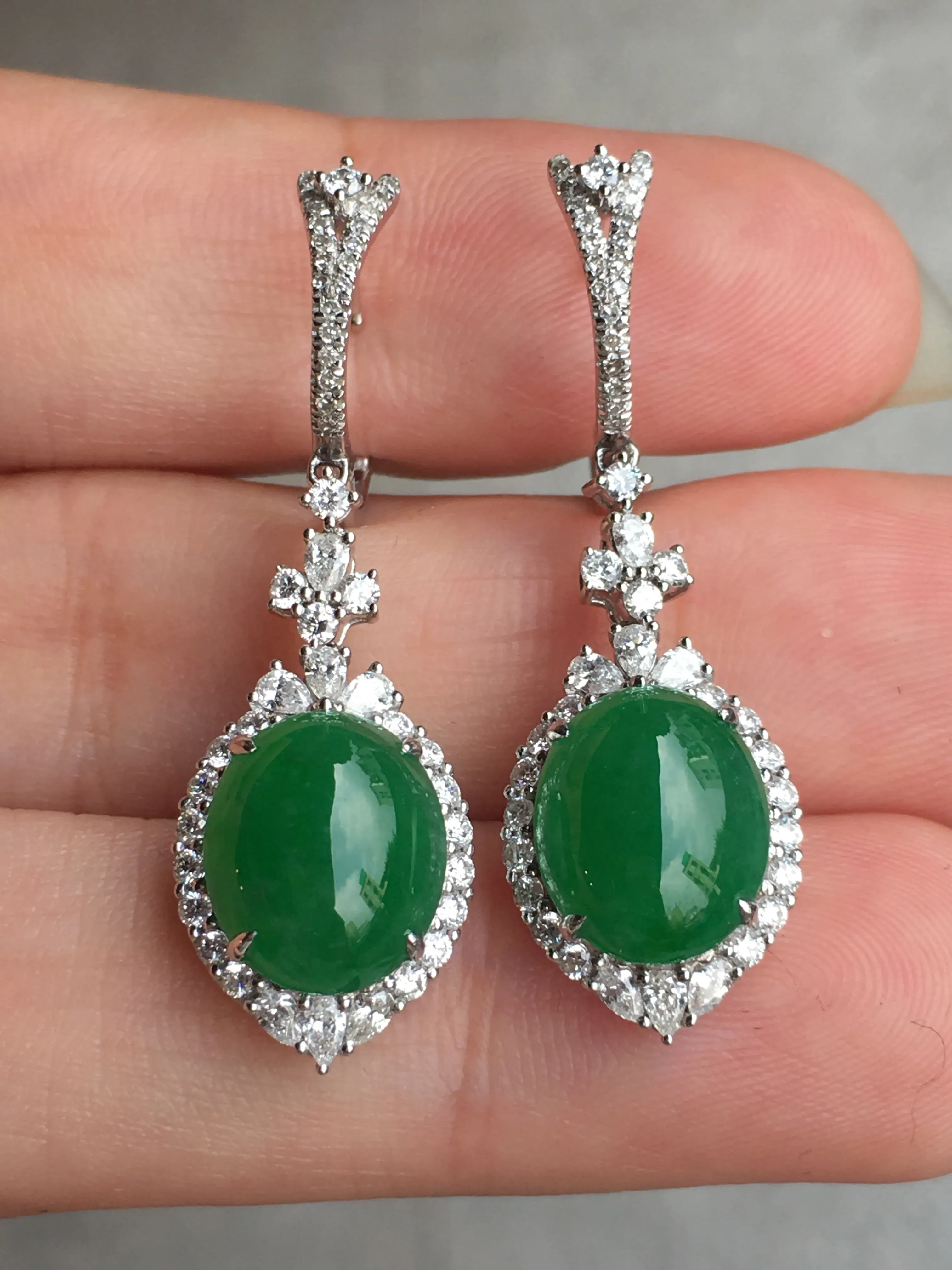 冰阳绿蛋面耳坠，翠色明媚娇艳，荧光感超
强，圆润饱满，上耳很抢眼，气质满满。18k
金豪华镶嵌