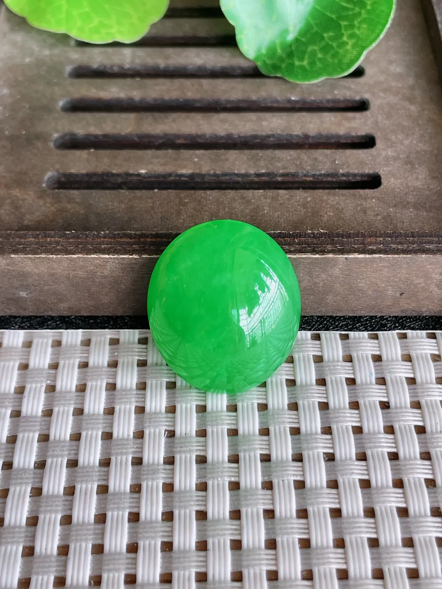 天然翡翠老坑全胶感高冰种帝王绿蛋面镶嵌件，尺寸:23.7-20.7-9.4mm，种水足 雕工精细，重