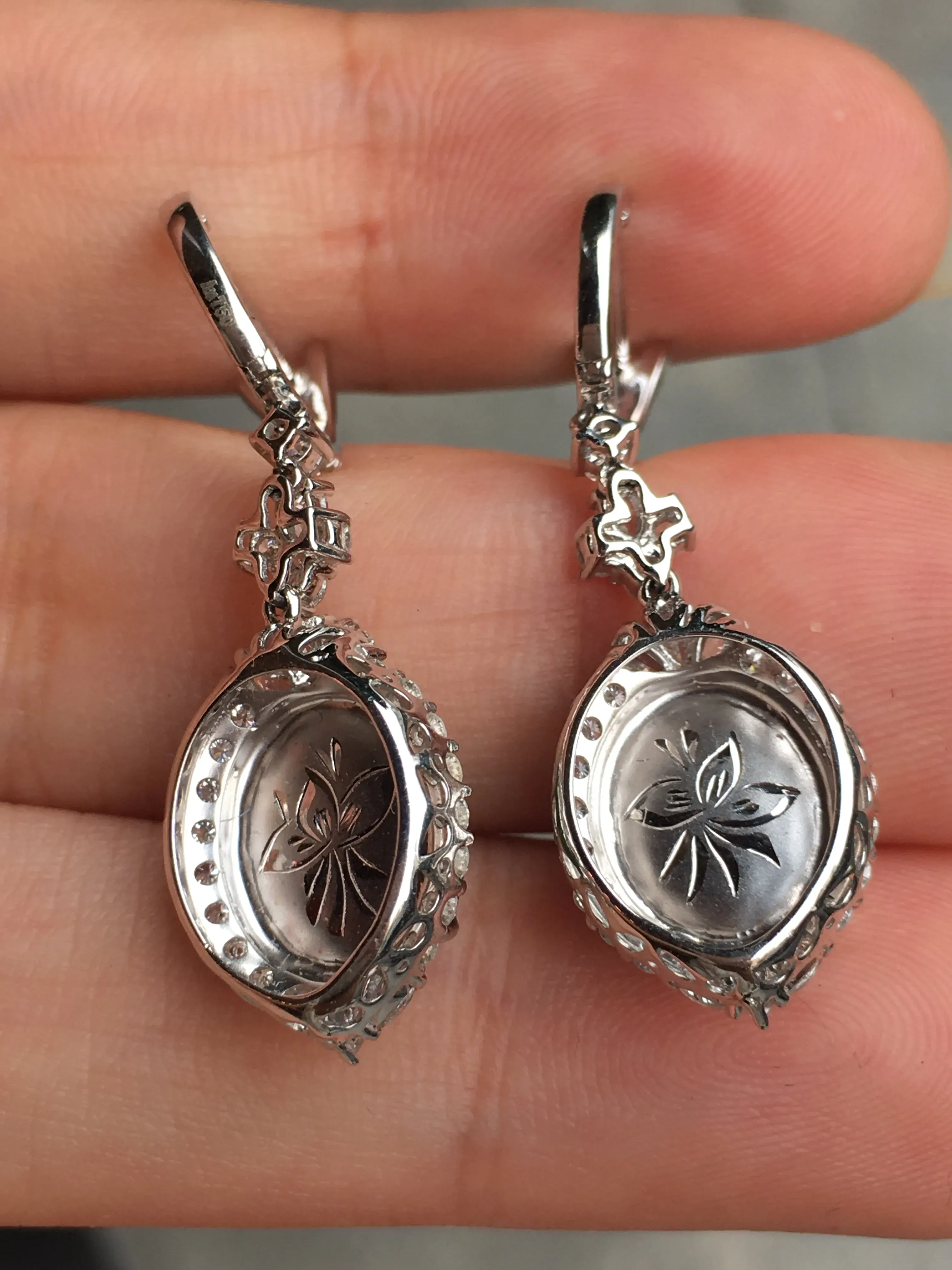 冰阳绿蛋面耳坠，翠色明媚娇艳，荧光感超
强，圆润饱满，上耳很抢眼，气质满满。18k
金豪华镶嵌