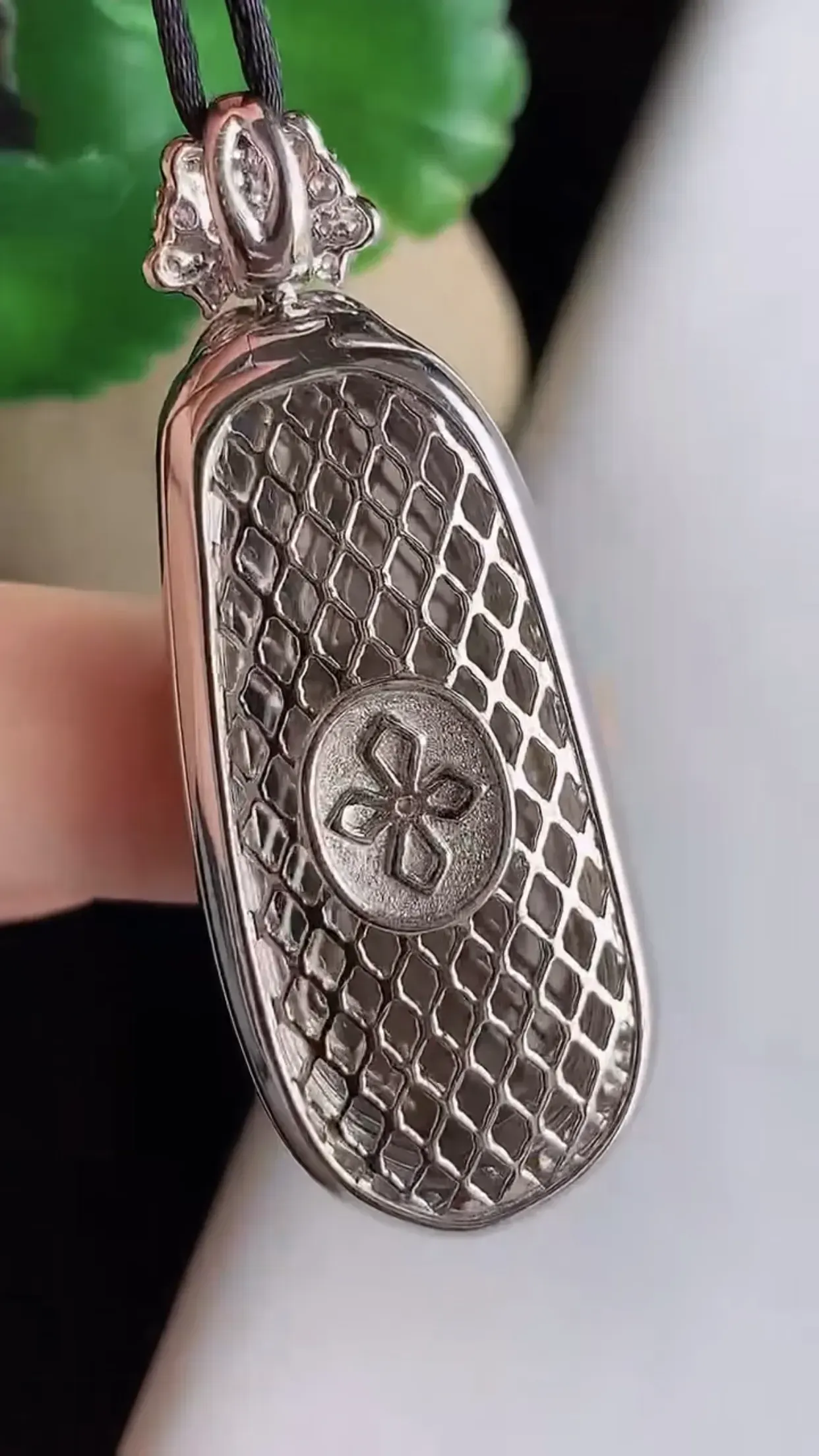 缅甸玉天然翡翠A货 18K金镶嵌老坑料起胶冰种阳绿福豆挂件 起荧光起胶 玉质细腻 色泽鲜艳 种老水头足 收藏佩戴佳品  尺寸46×17.5×11裸石35×14mm  y12.87