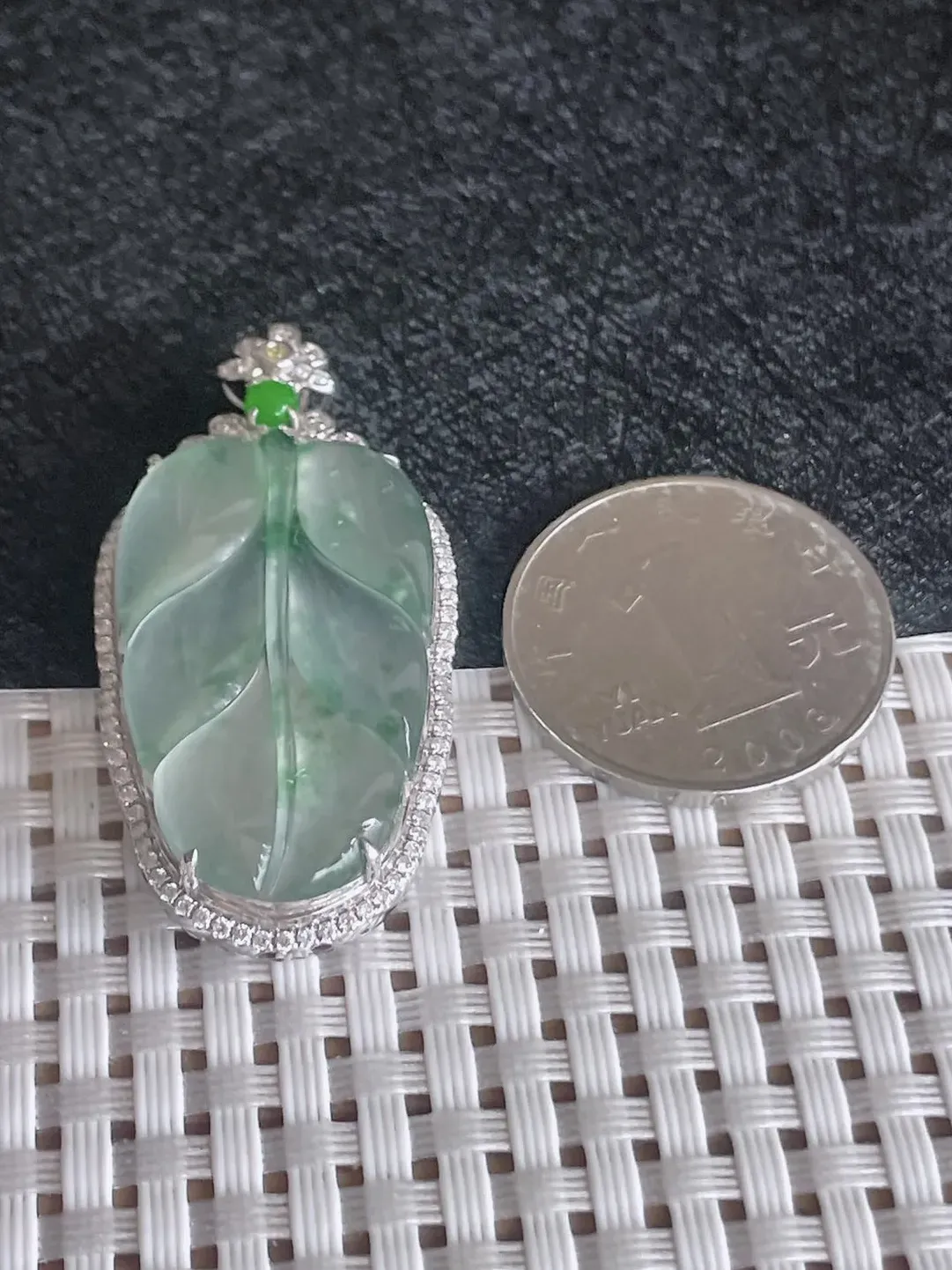 天然翡翠老坑全胶感18k金‮种冰‬飘花金枝玉叶 叶子吊坠，尺寸:47.6-20.6-8mm，裸石33.6-18.5种水足 雕工精细，重量:8.67g