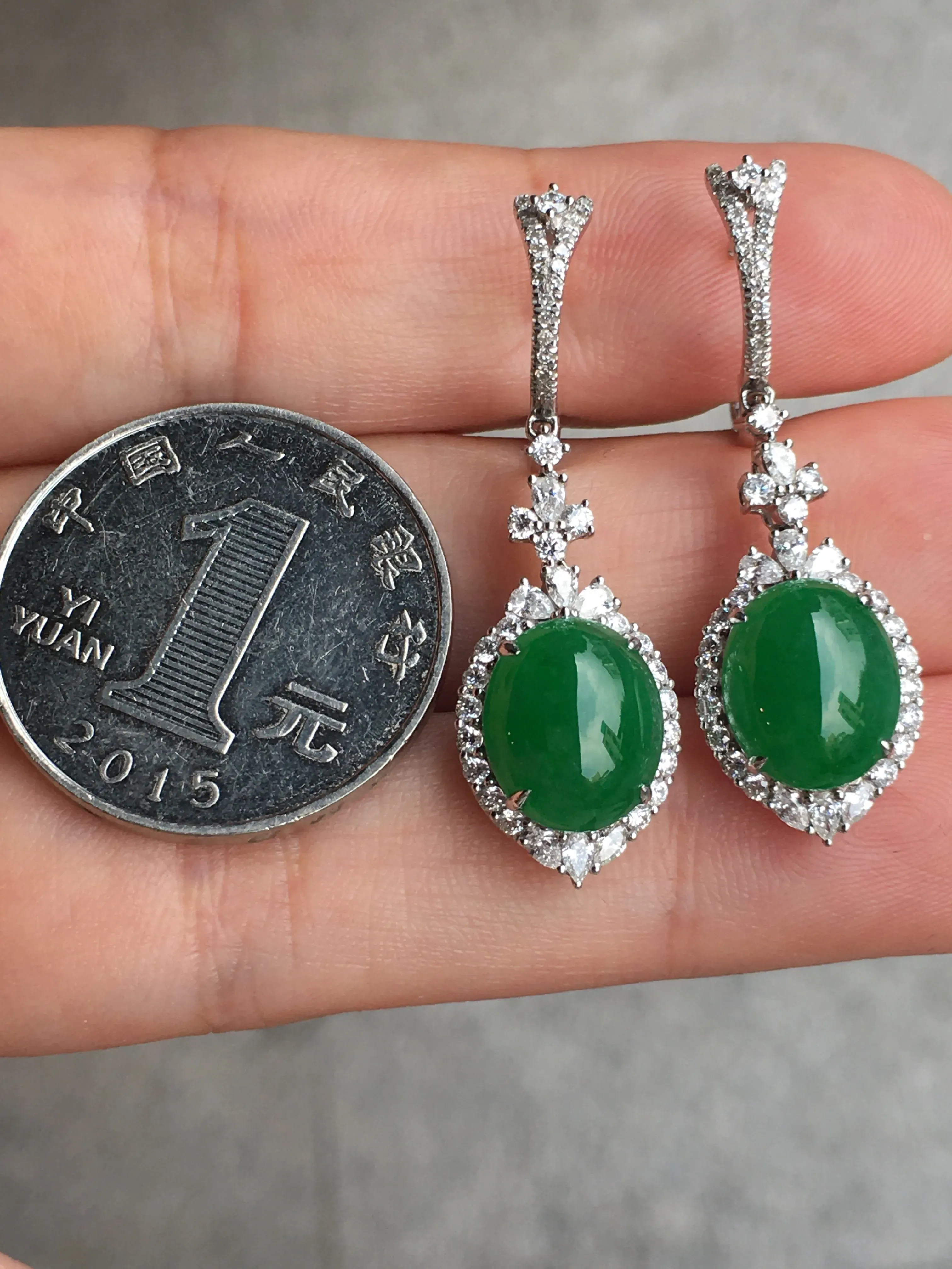 冰阳绿蛋面耳坠，翠色明媚娇艳，荧光感超
强，圆润饱满，上耳很抢眼，气质满满。18k
金豪华镶嵌