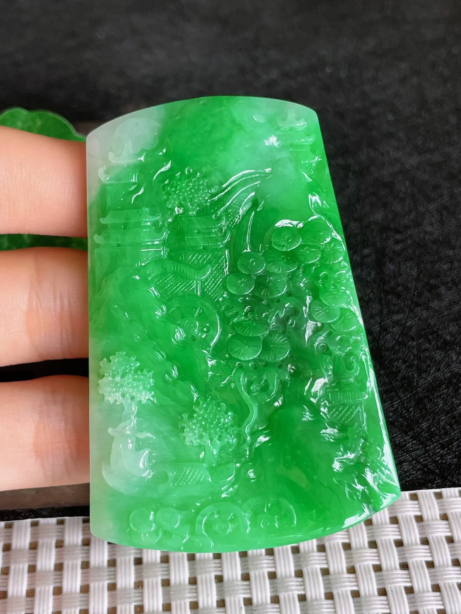 天然翡翠老坑全胶感飘阳绿山水牌吊坠，尺寸:63.3-41.4-6mm，种水足 雕工精细，重量:42.27g