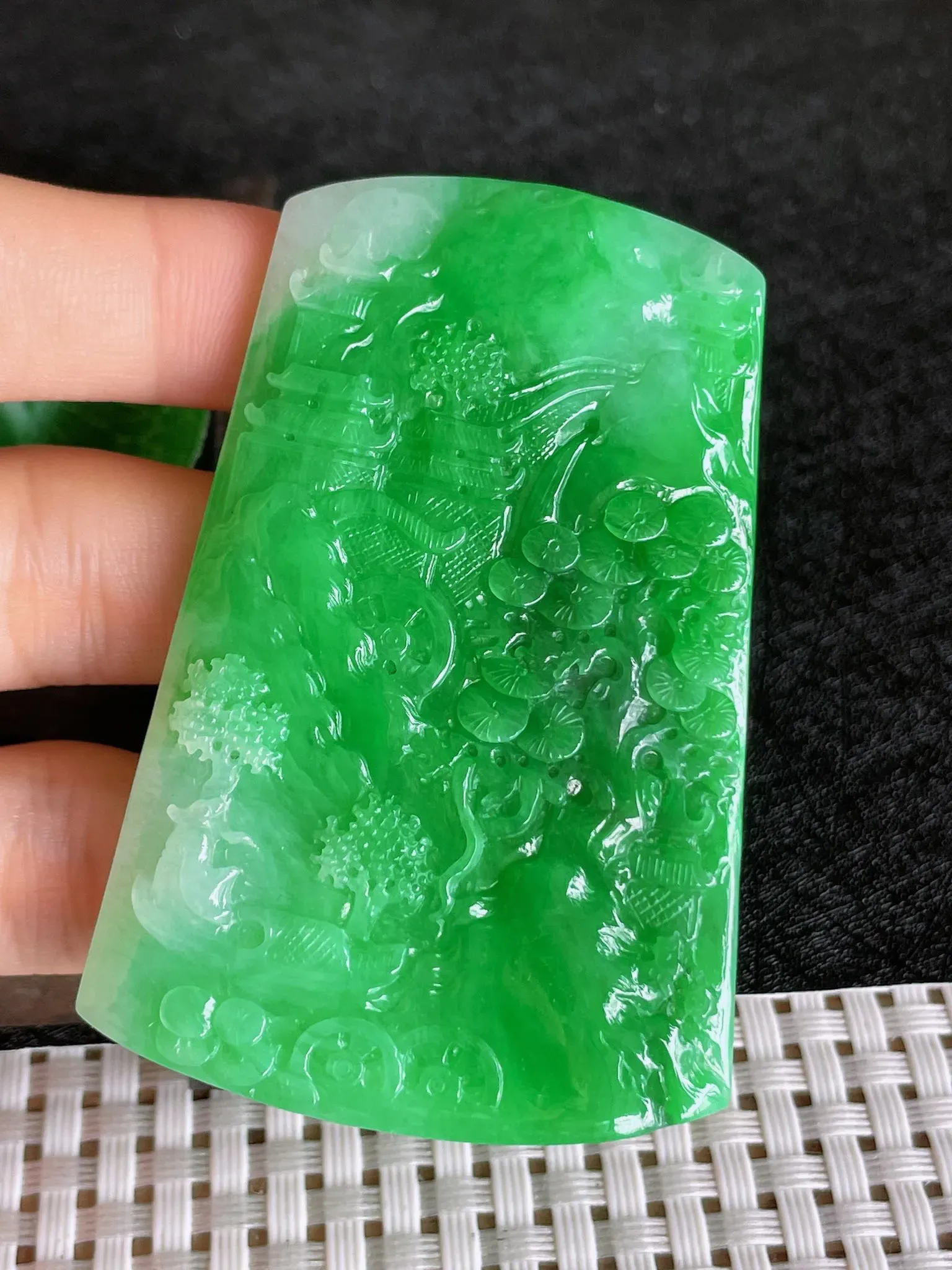 天然翡翠老坑全胶感飘阳绿山水牌吊坠，尺寸:63.3-41.4-6mm，种水足 雕工精细，重量:42.27g