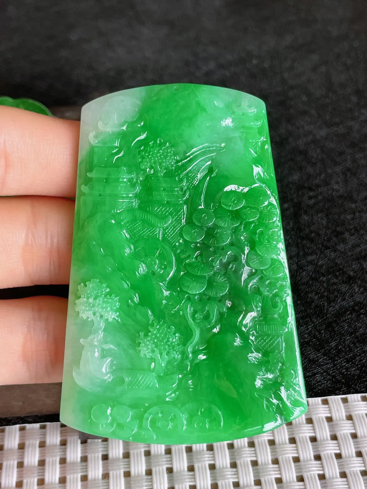 天然翡翠老坑全胶感飘阳绿山水牌吊坠，尺寸:63.3-41.4-6mm，种水足 雕工精细，重量:42.27g