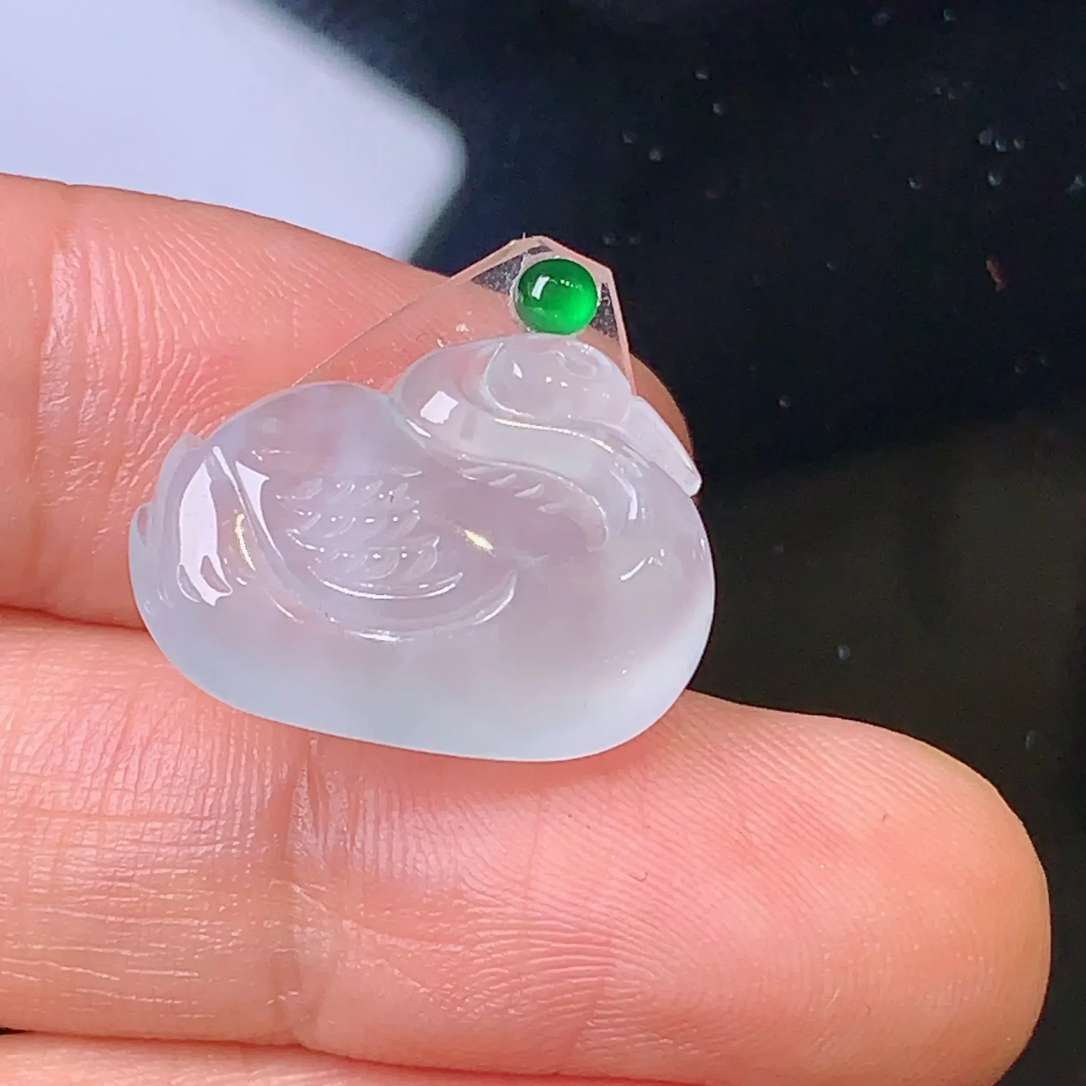 镶嵌款 冰种天鹅 玉质细腻 水润饱满 艳丽亮眼 搭配绿色小蛋面 整体尺寸14.2*18.6*5.6