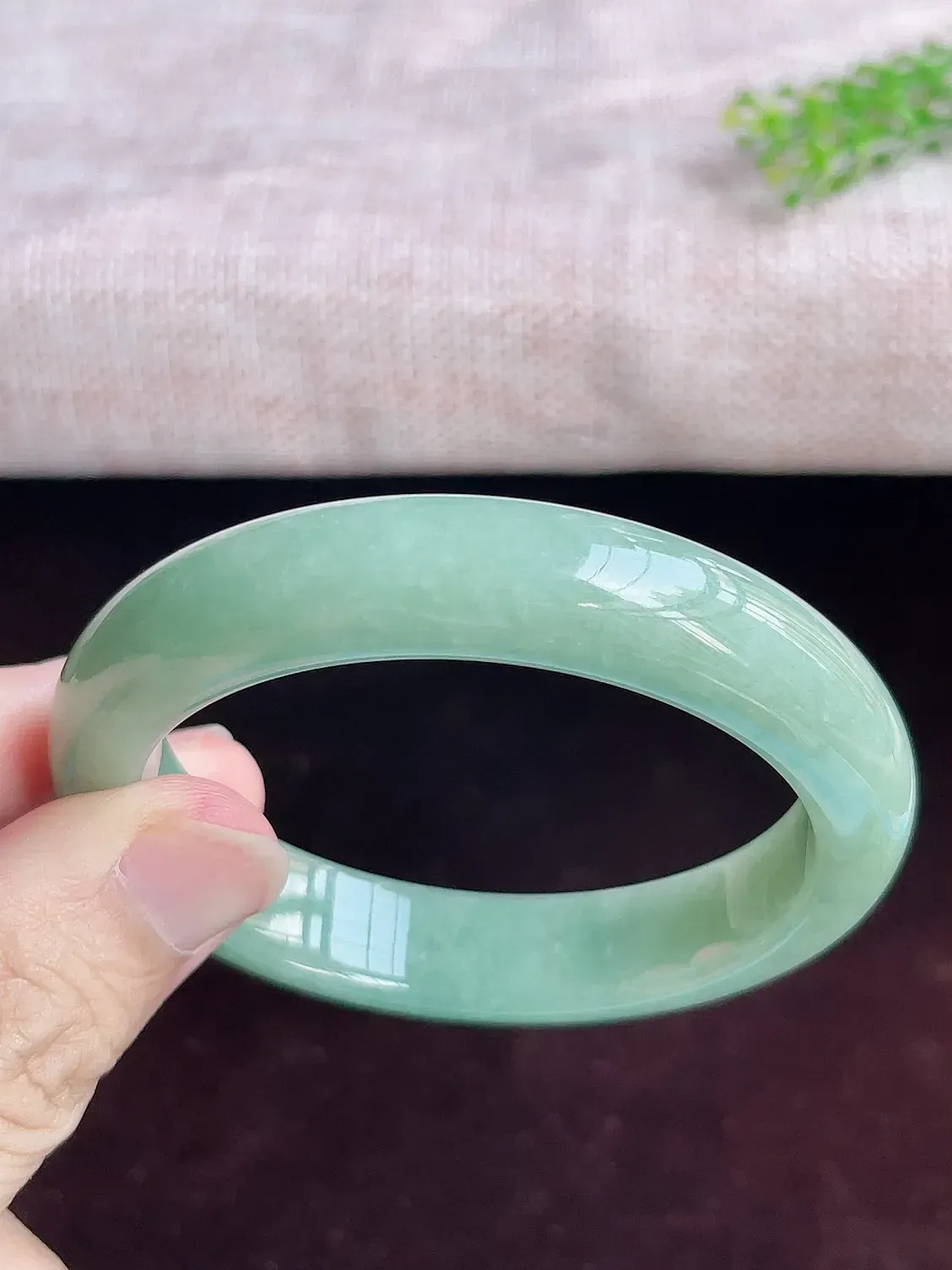 正圈56圈口   A货翡翠精美水润浅绿翡翠手镯  水头足，水润细腻，色泽清新自然，优雅灵动，清爽秀气，上手高贵漂亮，E726.28（自然光欣赏 阳台自然光实拍）尺寸56-12.6-8.5mm