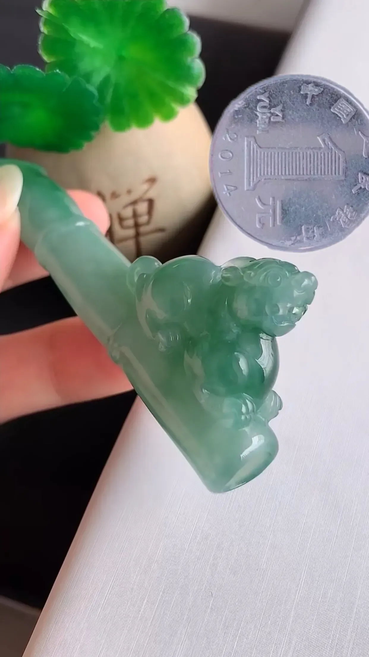 天然翡翠A货 老坑料起胶冰润飘绿招财貔貅烟嘴  玉质细腻 色泽鲜艳 种水好 尺寸69×13×31mm  y30.35