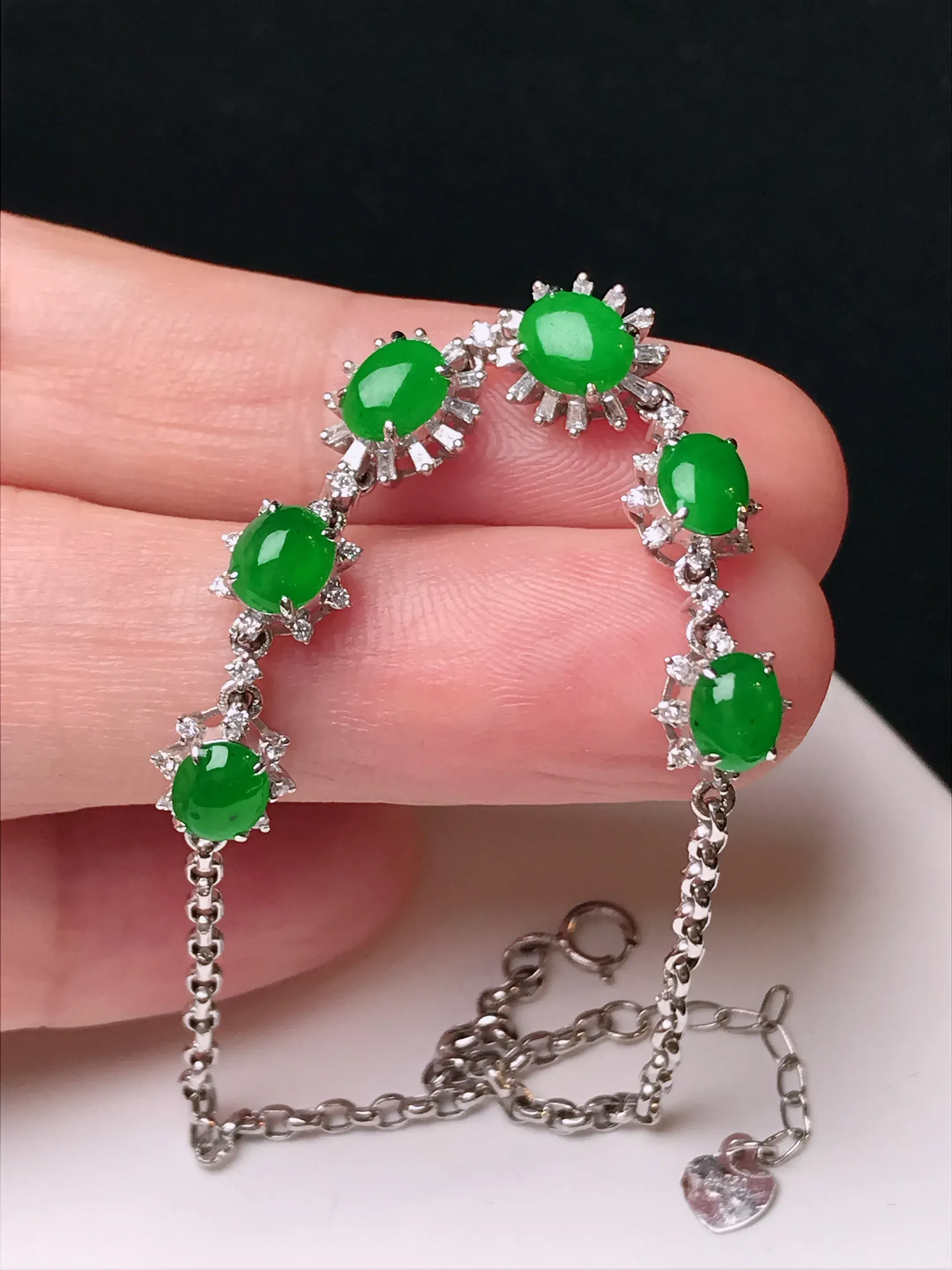 严选推荐手链，老坑冰种满色阳绿蛋面手链，18k金镶嵌而成，品相佳，佩戴效果出众，尽显气质。种水很好，盈润通透，起强玻璃光泽。色泽纯正，相当漂亮。高性价比，值得入手品鉴。裸石尺寸约5.8-4.5毫米