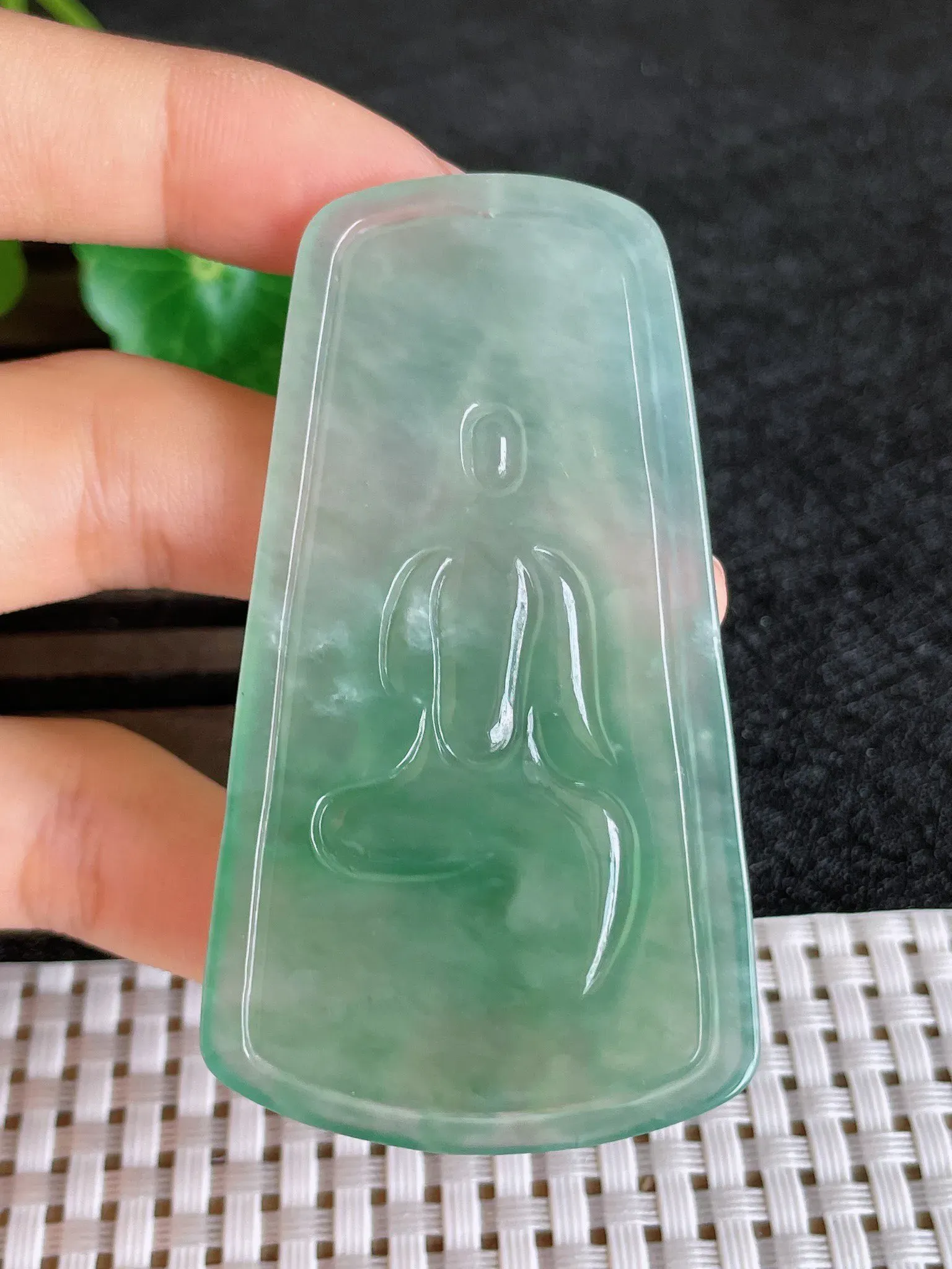 天然翡翠老坑全胶感冰种飘绿观音菩萨吊坠，尺寸:65.8-37-4.5mm，种水足 雕工精细，重量:25.80g