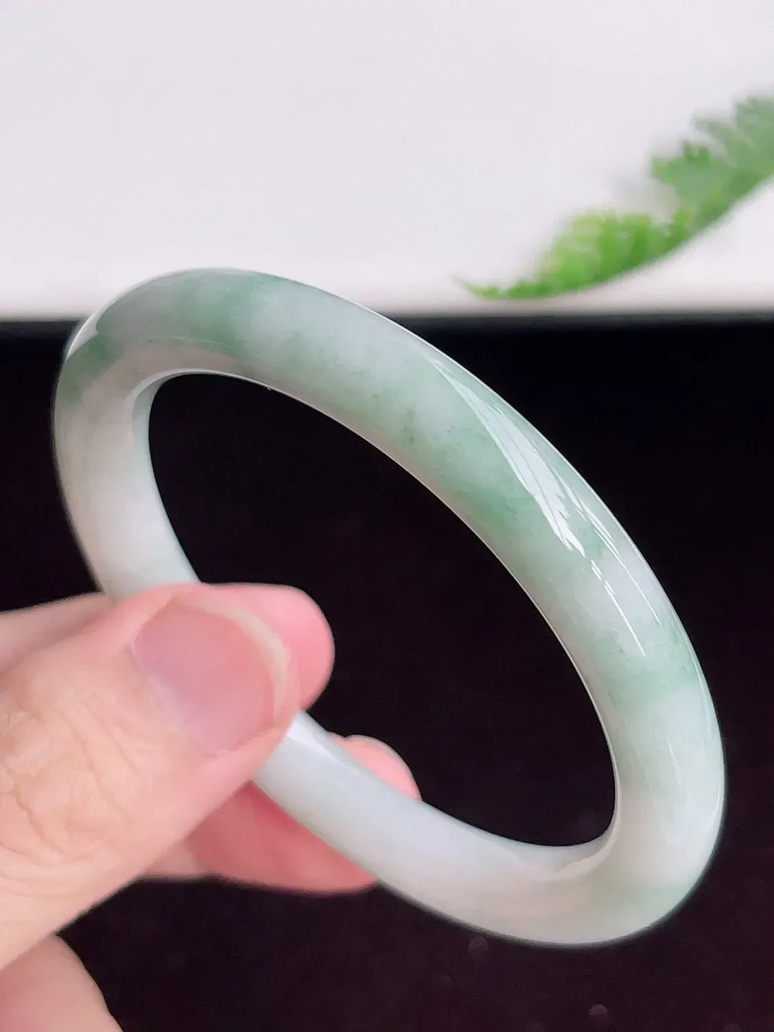 缅甸翡翠圆条手镯54mm  冰润飘花圆条翡翠手镯，玉质细腻水润，色泽清秀亮丽，飘花灵动  上手高贵典雅，W70.27     尺寸：54-8.2mm