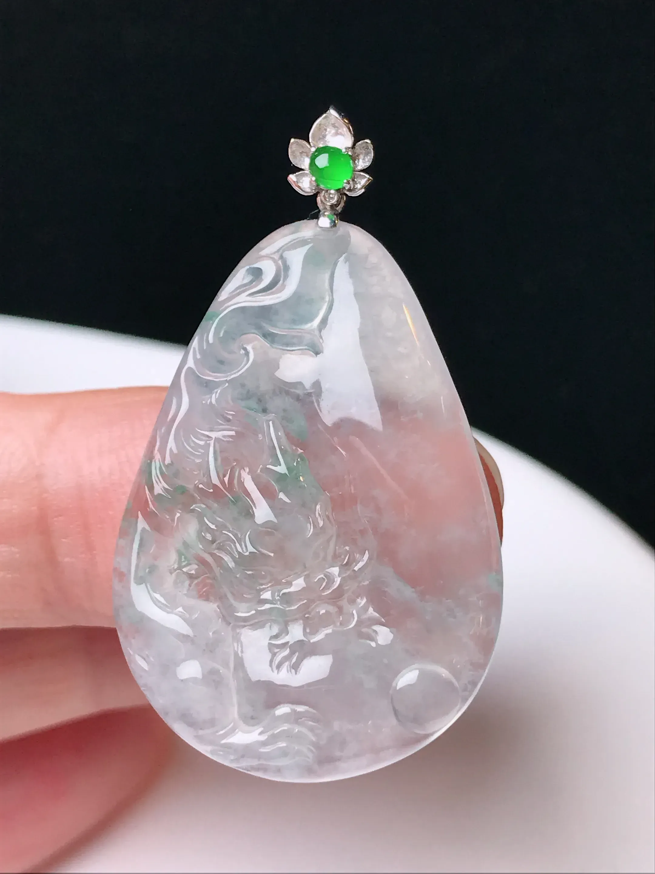 严选推荐 龙牌，老坑玻璃种龙牌吊坠，种水上乘，冰感十足，盈润通透，起钢性，起强玻璃光泽。颜色清爽干净，色泽纯正。作品雕工精细，品相佳。高性价比，值得入手。裸石规格约31.9-22.5-3.8毫米