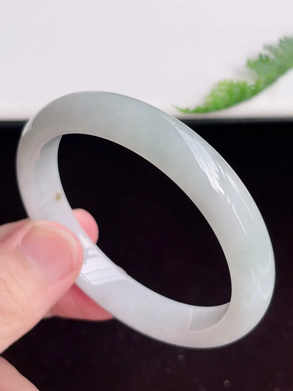 自然光实拍，57mm 冰润翡翠手镯，玉质冰润细腻，种水足，料子老，质感好，冰清玉洁，佩戴效果迷人，W207.27  尺寸：57-11.3-7.2mm