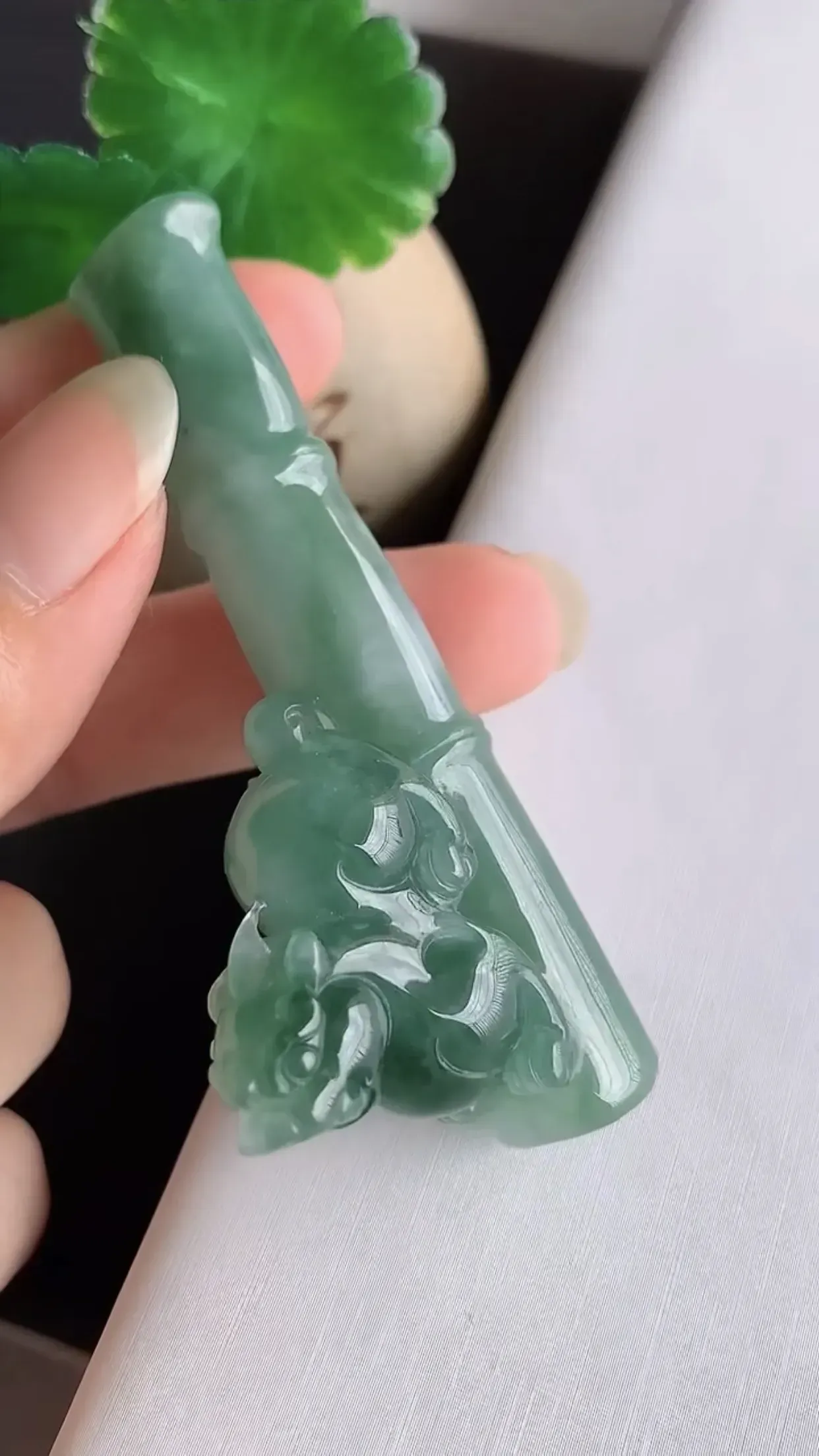 天然翡翠A货 老坑料起胶冰润飘绿招财貔貅烟嘴  玉质细腻 色泽鲜艳 种水好 尺寸69×13×31mm  y30.35