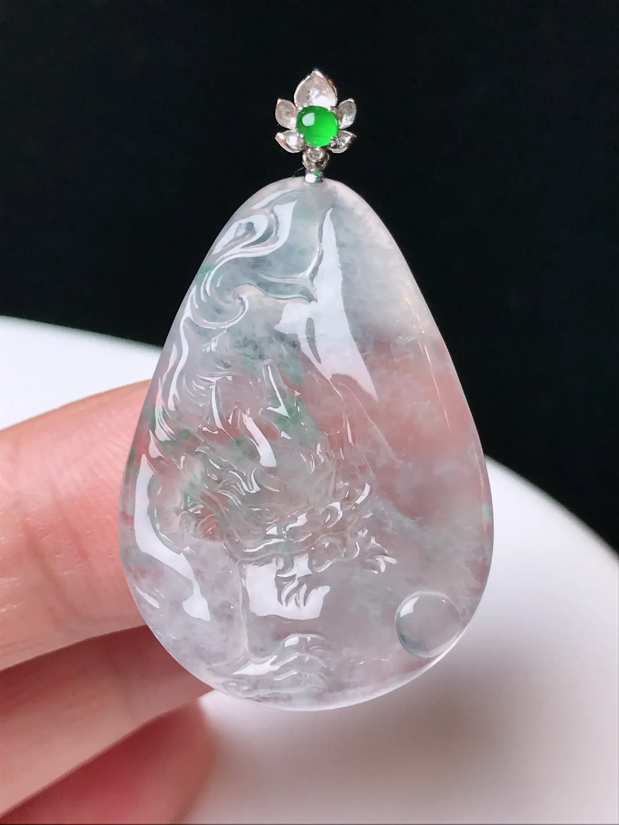 严选推荐 龙牌，老坑玻璃种龙牌吊坠，种水上乘，冰感十足，盈润通透，起钢性，起强玻璃光泽。颜色清爽干净，色泽纯正。作品雕工精细，品相佳。高性价比，值得入手。裸石规格约31.9-22.5-3.8毫米