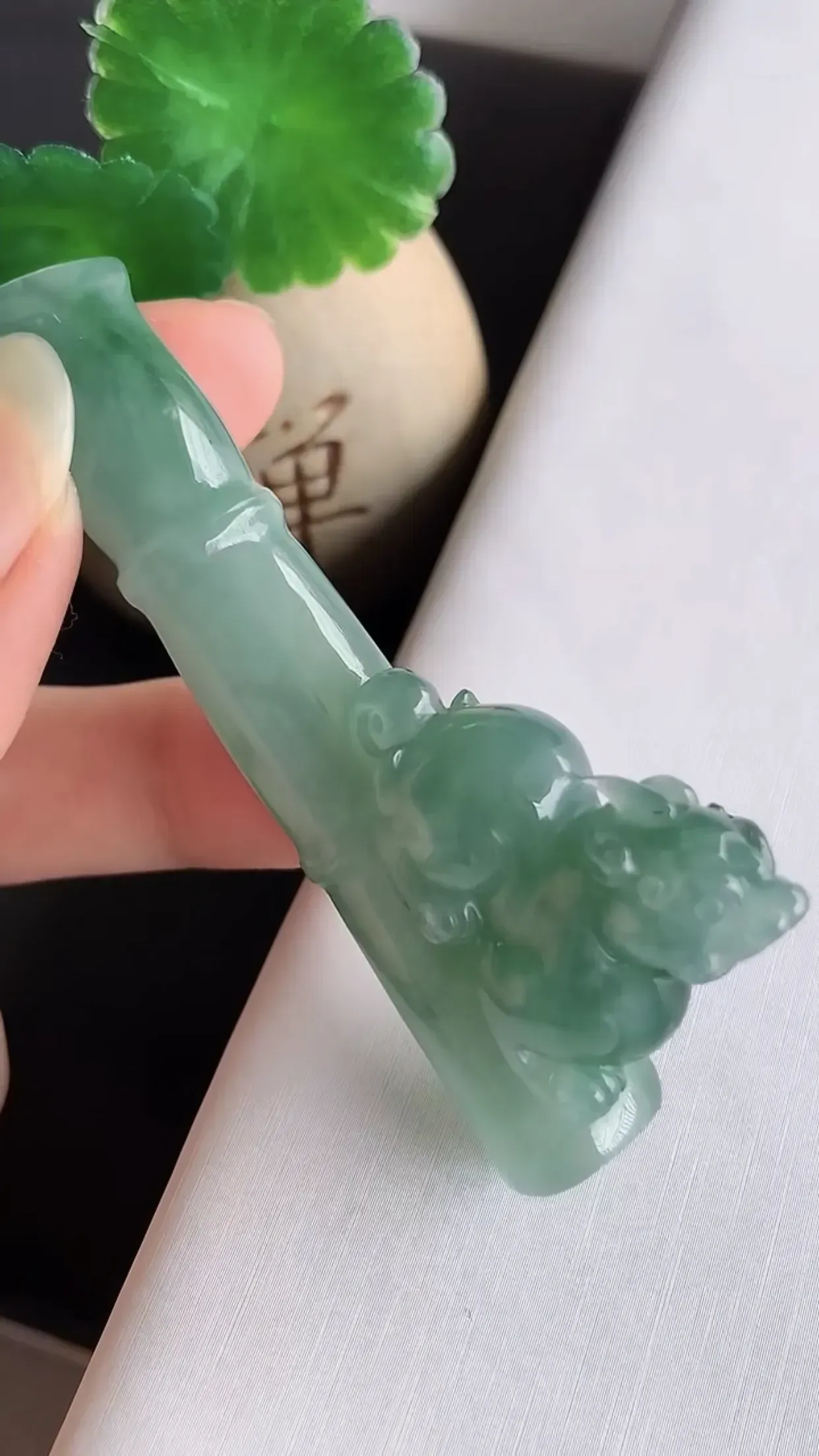 天然翡翠A货 老坑料起胶冰润飘绿招财貔貅烟嘴  玉质细腻 色泽鲜艳 种水好 尺寸69×13×31mm  y30.35