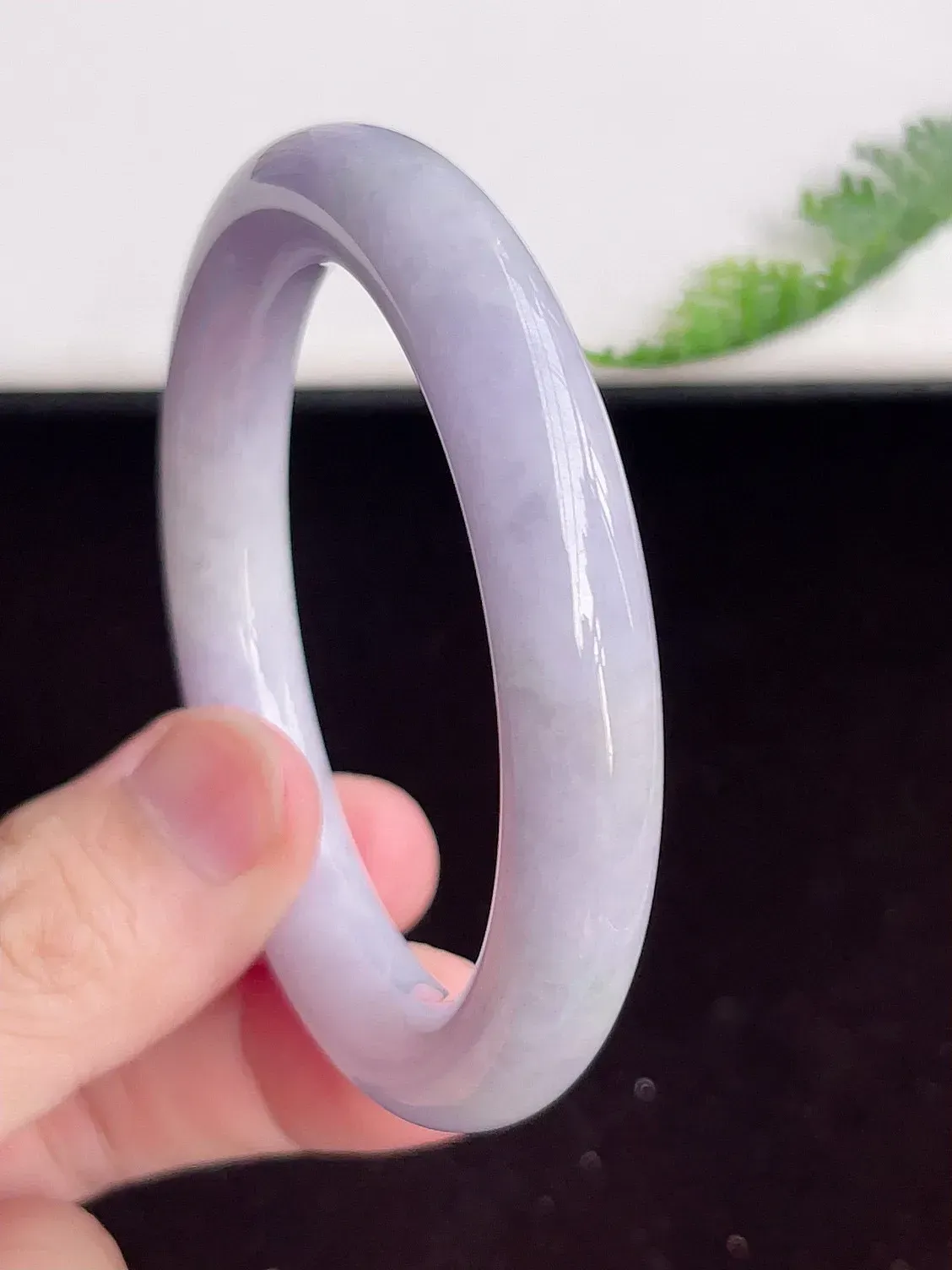 缅甸翡翠圆条手镯56mm  冰润紫罗兰圆条翡翠手镯，玉质细腻水润，色泽清秀亮丽，飘花灵动  上手高贵典雅，W207.27  尺寸：56-10.8mm