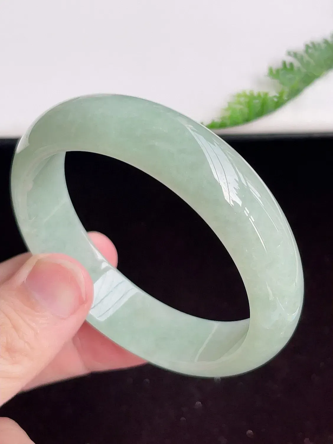 【限时特惠】自然光实拍，59mm 冰润翡翠手镯，玉质冰润细腻，种水足，料子老，质感好，冰清玉洁，佩戴效果迷人，W207.27  尺寸：59-16-7.6mm