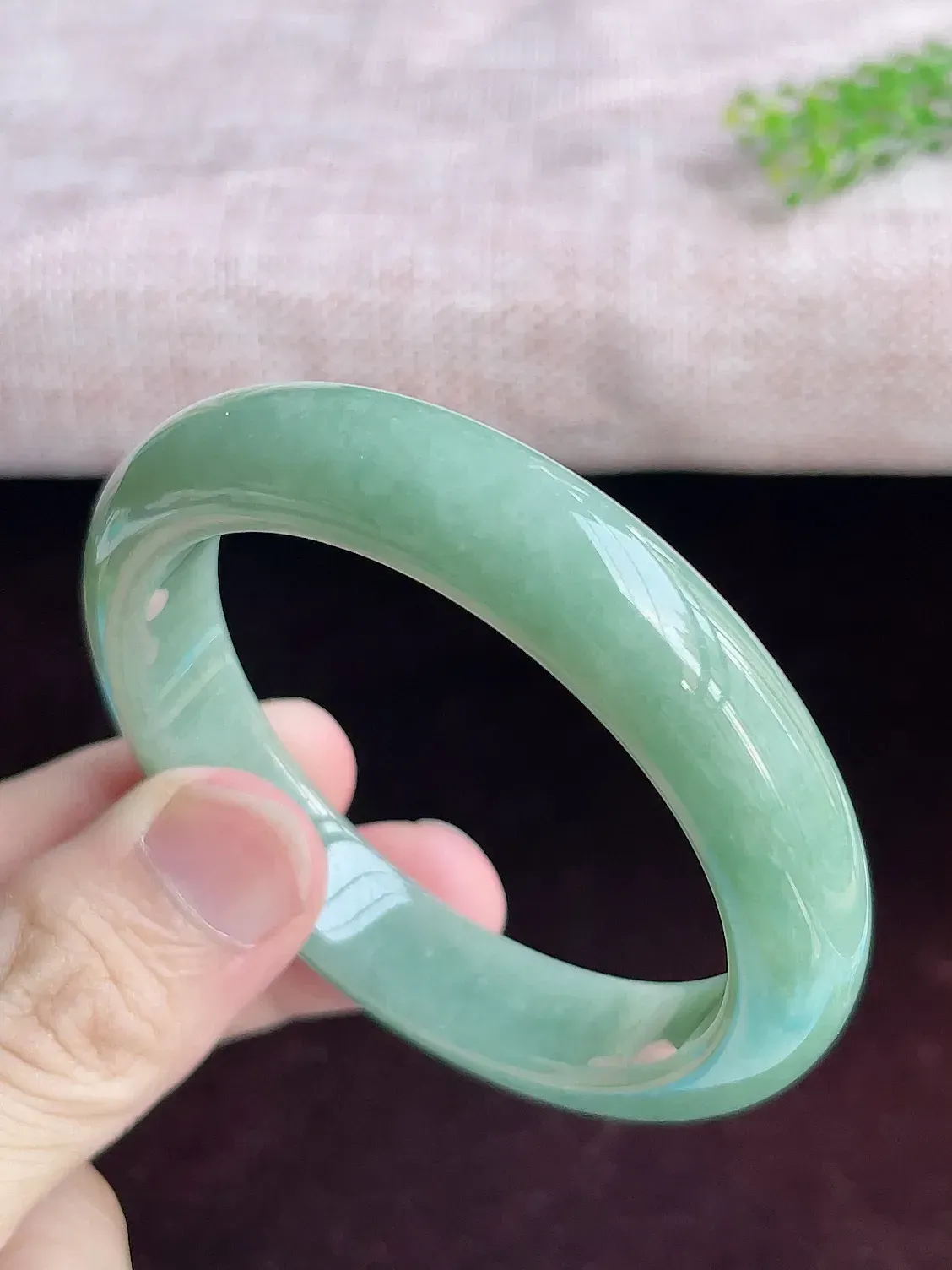 正圈56圈口   A货翡翠精美水润浅绿翡翠手镯  水头足，水润细腻，色泽清新自然，优雅灵动，清爽秀气，上手高贵漂亮，E726.28（自然光欣赏 阳台自然光实拍）尺寸56-12.6-8.5mm