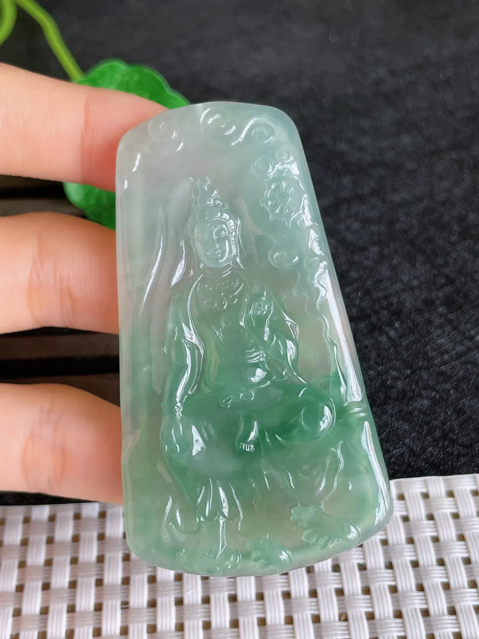 天然翡翠老坑全胶感冰种飘绿观音菩萨吊坠，尺寸:65.8-37-4.5mm，种水足 雕工精细，重量:25.80g