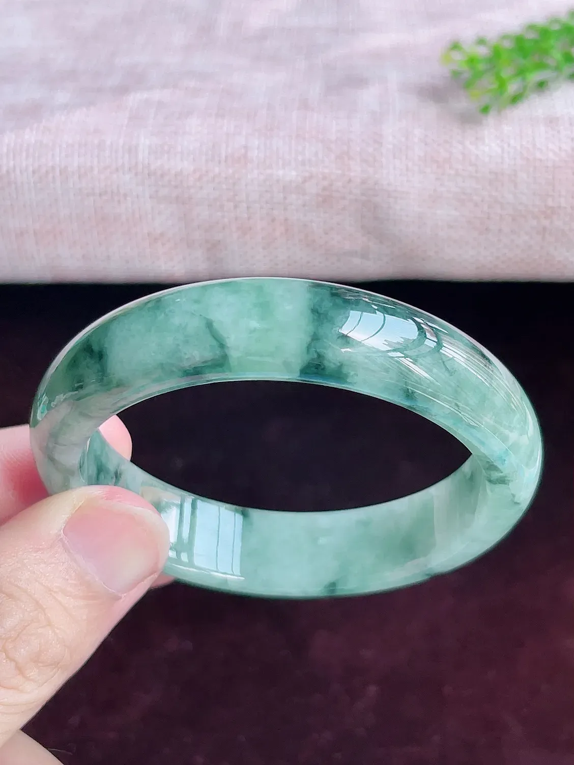 正圈56圈口   A货翡翠精美水润飘花翡翠手镯  飘花灵动飘逸  水头足，水润细腻，色泽清新自然，优雅灵动，清爽秀气，上手高贵漂亮，E726.28（自然光欣赏 阳台自然光实拍）尺寸56-13.5-7.8mm