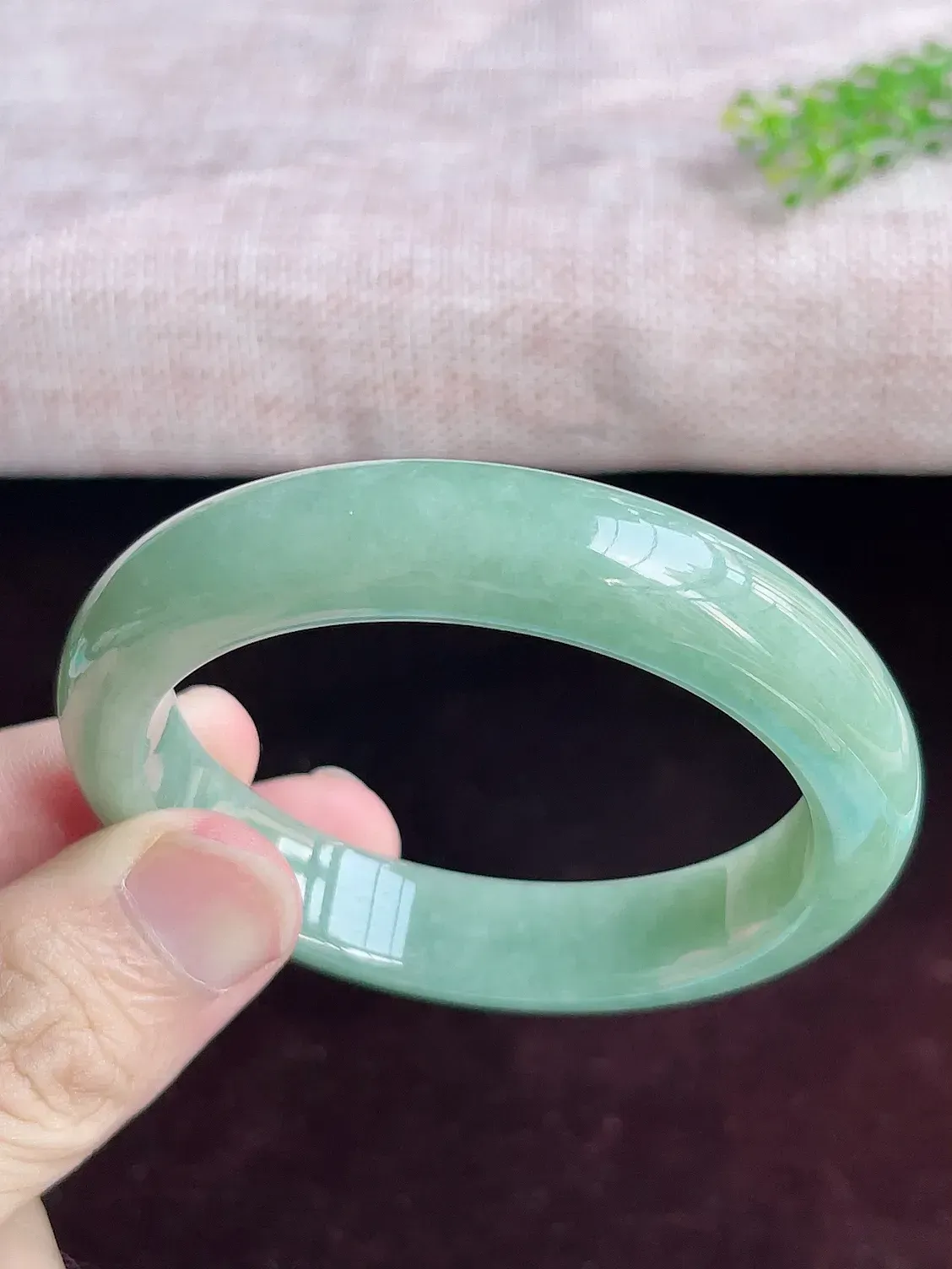 正圈56圈口   A货翡翠精美水润浅绿翡翠手镯  水头足，水润细腻，色泽清新自然，优雅灵动，清爽秀气，上手高贵漂亮，E726.28（自然光欣赏 阳台自然光实拍）尺寸56-12.6-8.5mm