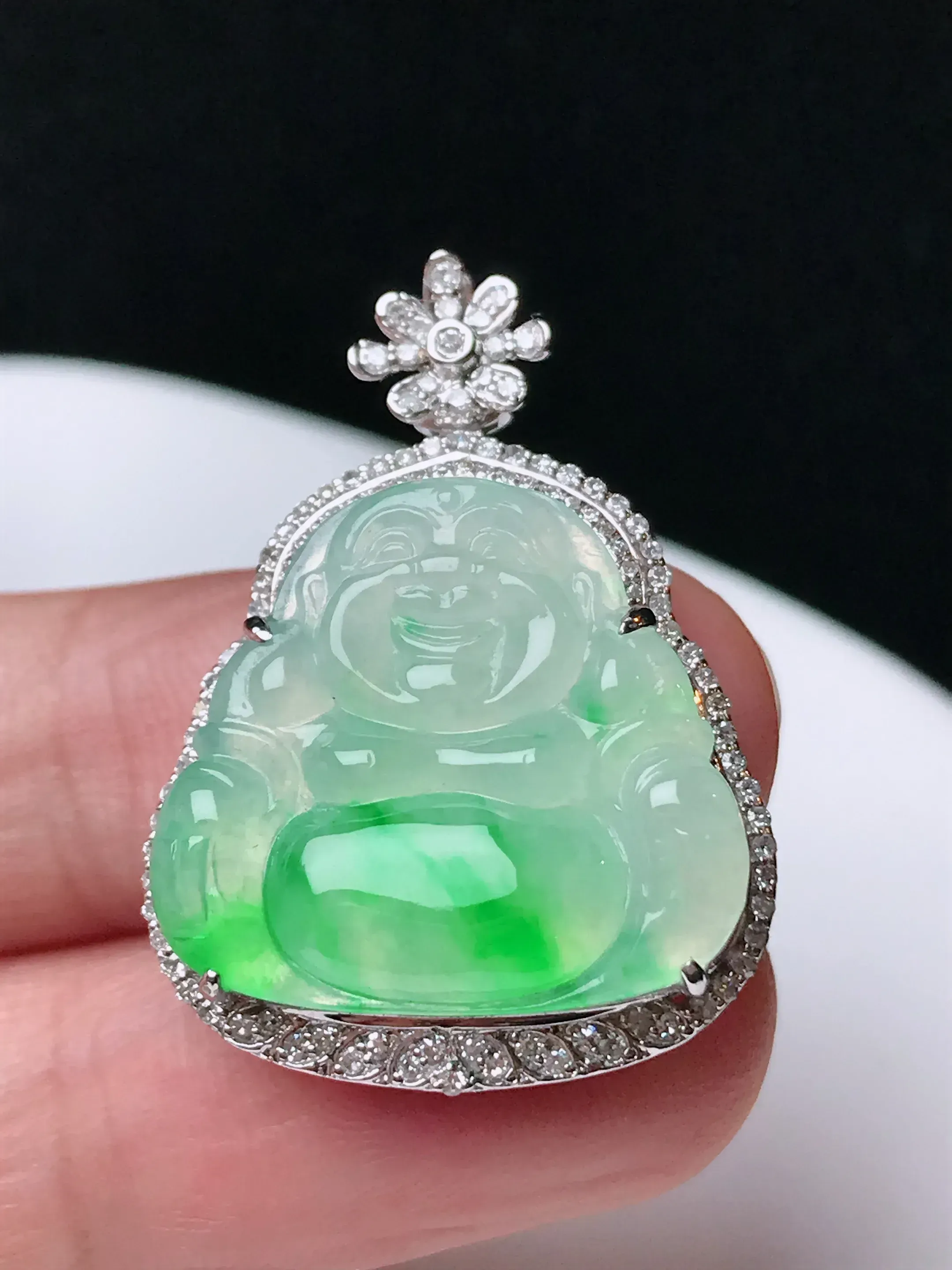 严选推荐 佛公，老坑冰种飘阳绿佛公挂件，18k金钻镶嵌，雕工精细，线条流畅，品相出众。种水很好，盈润通透，晶体结构致密，起强玻璃光泽。颜色清爽干净，色泽纯正，美感十足。收藏传承级佳品，高性价比，值得入手，裸石尺寸19.1-20.8毫米