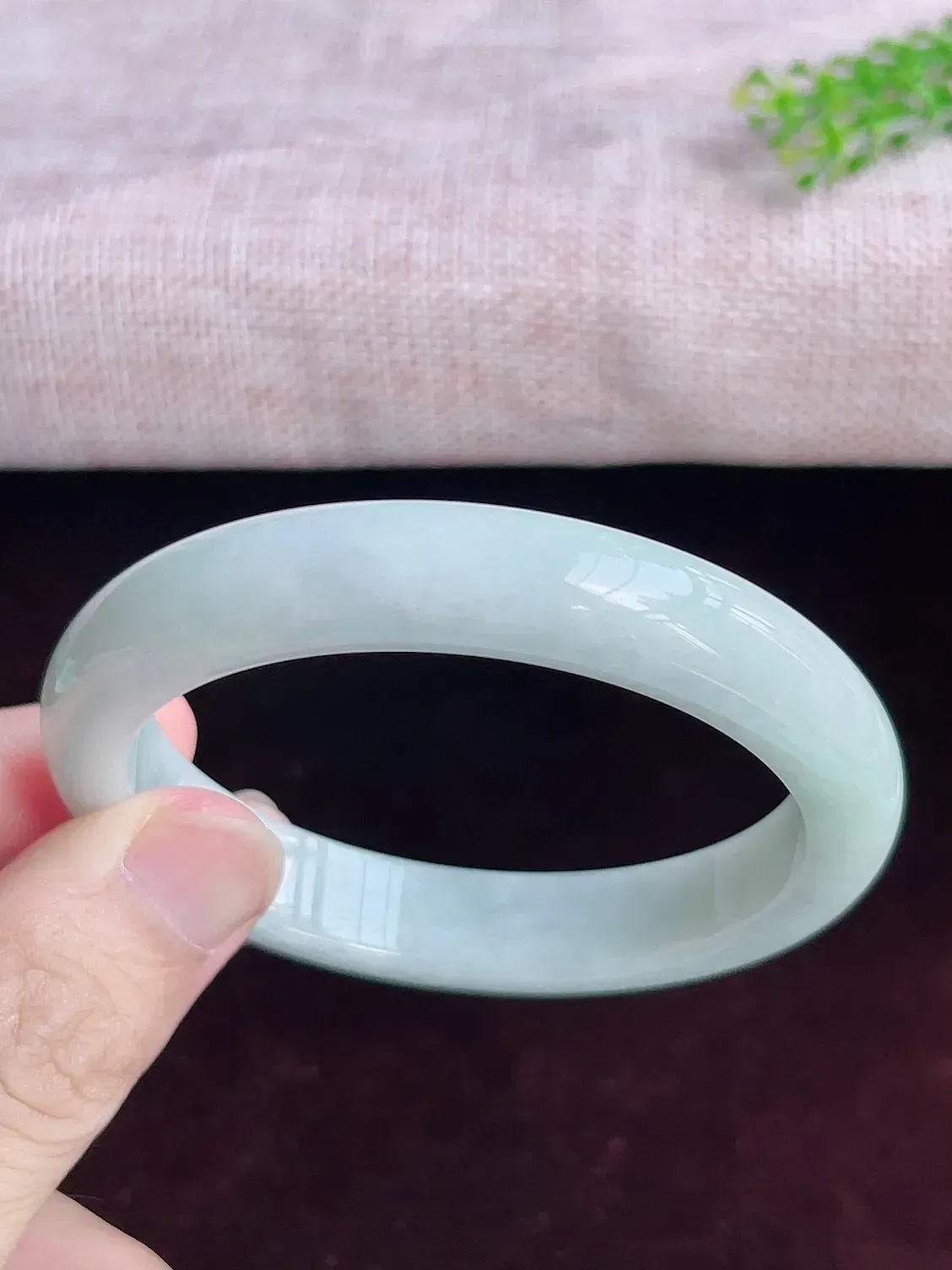 正圈59圈口   A货翡翠精美水润翡翠手镯  水头足，水润细腻，色泽清新自然，优雅灵动，清爽秀气，上手高贵漂亮，E726.28（自然光欣赏 阳台自然光实拍）尺寸59-12-8.5mm