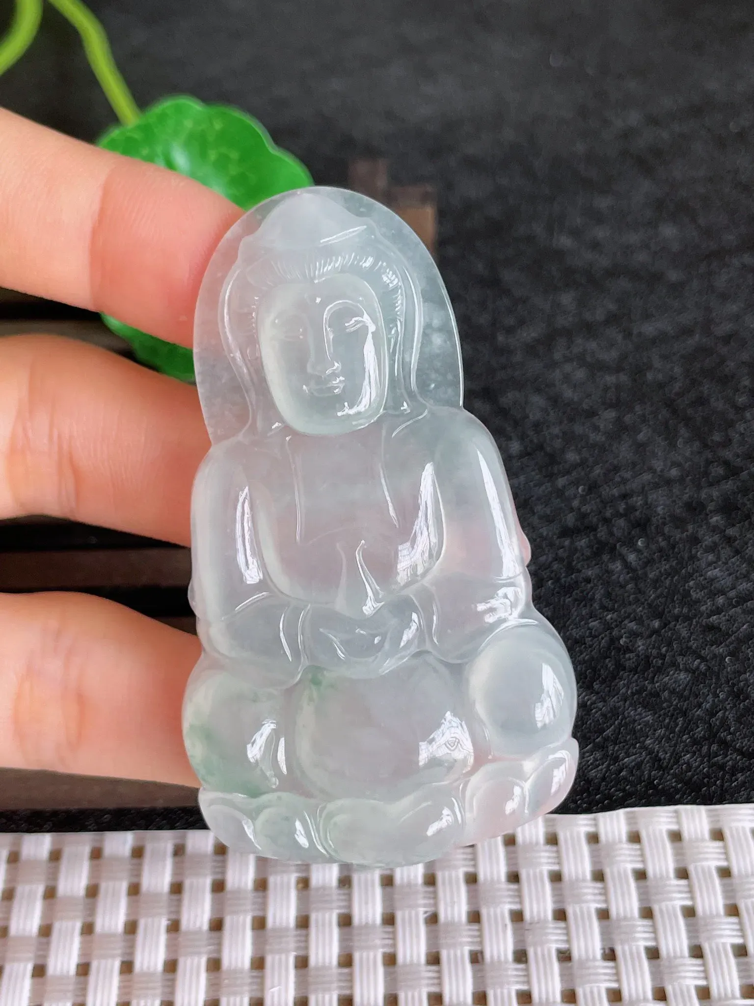 天然翡翠老坑全胶感冰种飘花正装观音吊坠，尺寸:58.7-34-5mm，种水足 雕工精细，重量:18.00g
