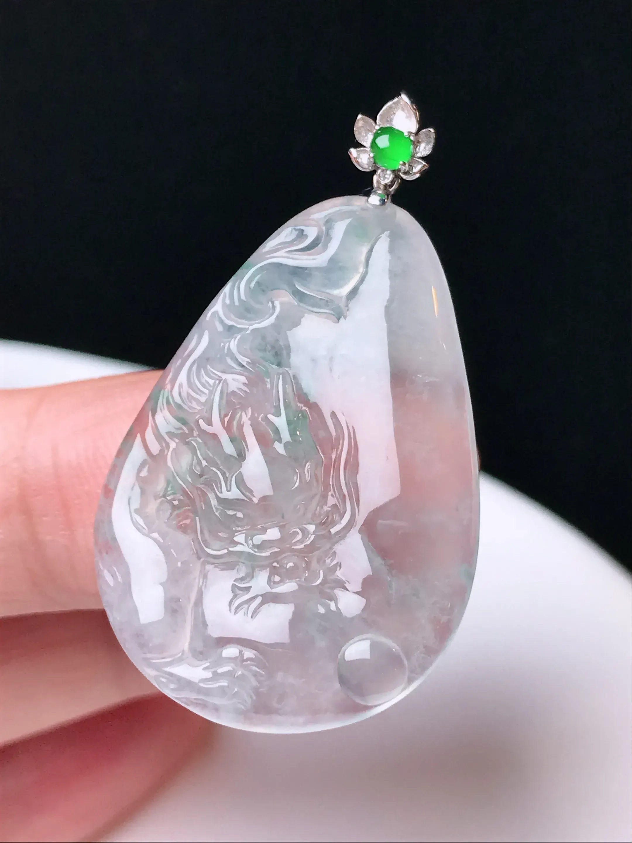 严选推荐 龙牌，老坑玻璃种龙牌吊坠，种水上乘，冰感十足，盈润通透，起钢性，起强玻璃光泽。颜色清爽干净，色泽纯正。作品雕工精细，品相佳。高性价比，值得入手。裸石规格约31.9-22.5-3.8毫米