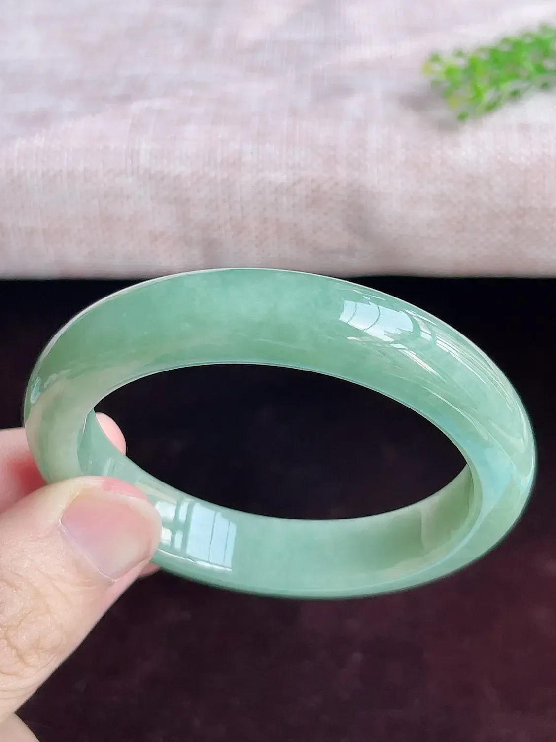 正圈56圈口   A货翡翠精美水润浅绿翡翠手镯  水头足，水润细腻，色泽清新自然，优雅灵动，清爽秀气，上手高贵漂亮，E726.28（自然光欣赏 阳台自然光实拍）尺寸56-12.6-8.5mm