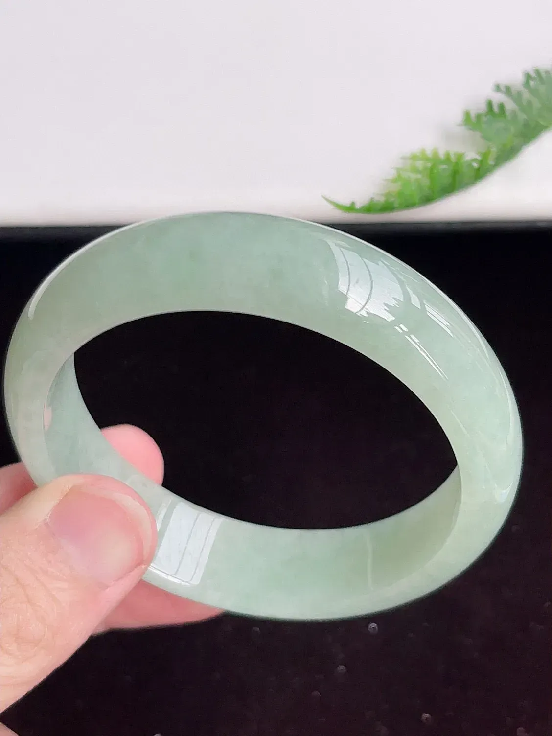 【限时特惠】自然光实拍，59mm 冰润翡翠手镯，玉质冰润细腻，种水足，料子老，质感好，冰清玉洁，佩戴效果迷人，W207.27  尺寸：59-16-7.6mm